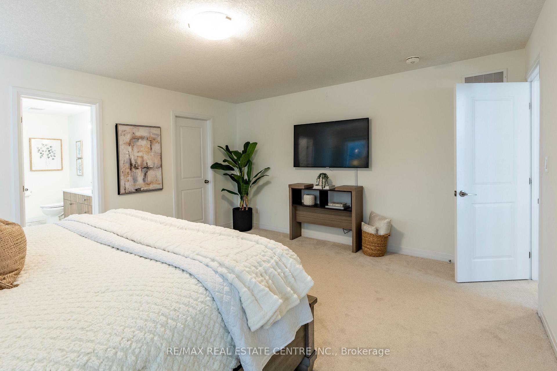Photo 19 of 104 Dempsey Drive, Stratford — HOMEH