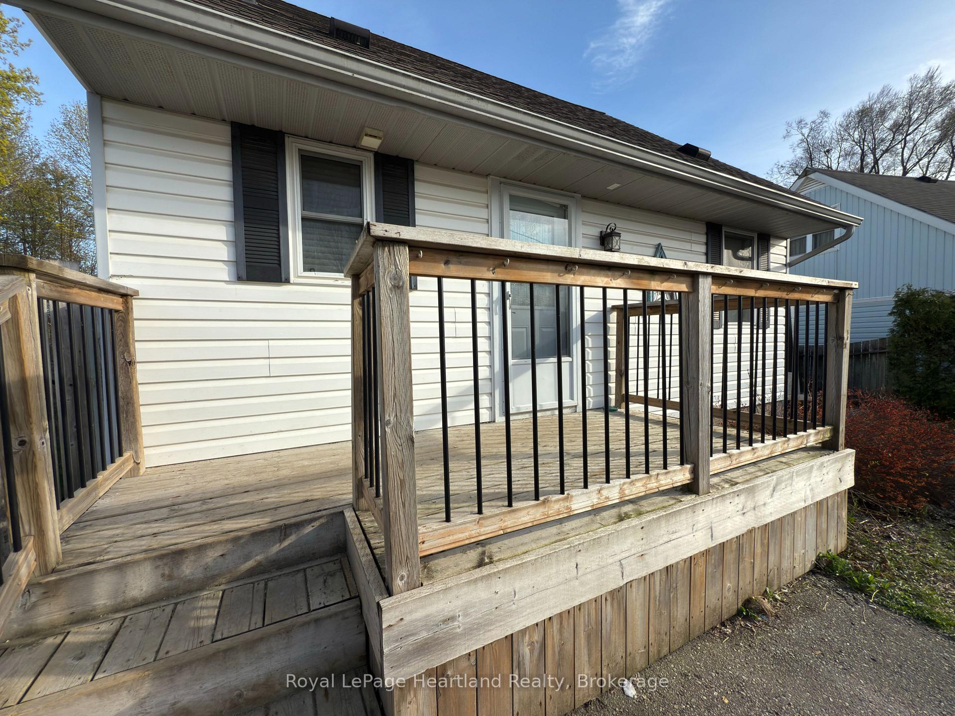 Photo 3 of 32 Regina Road, Huron East, Vanastra — HOMEH