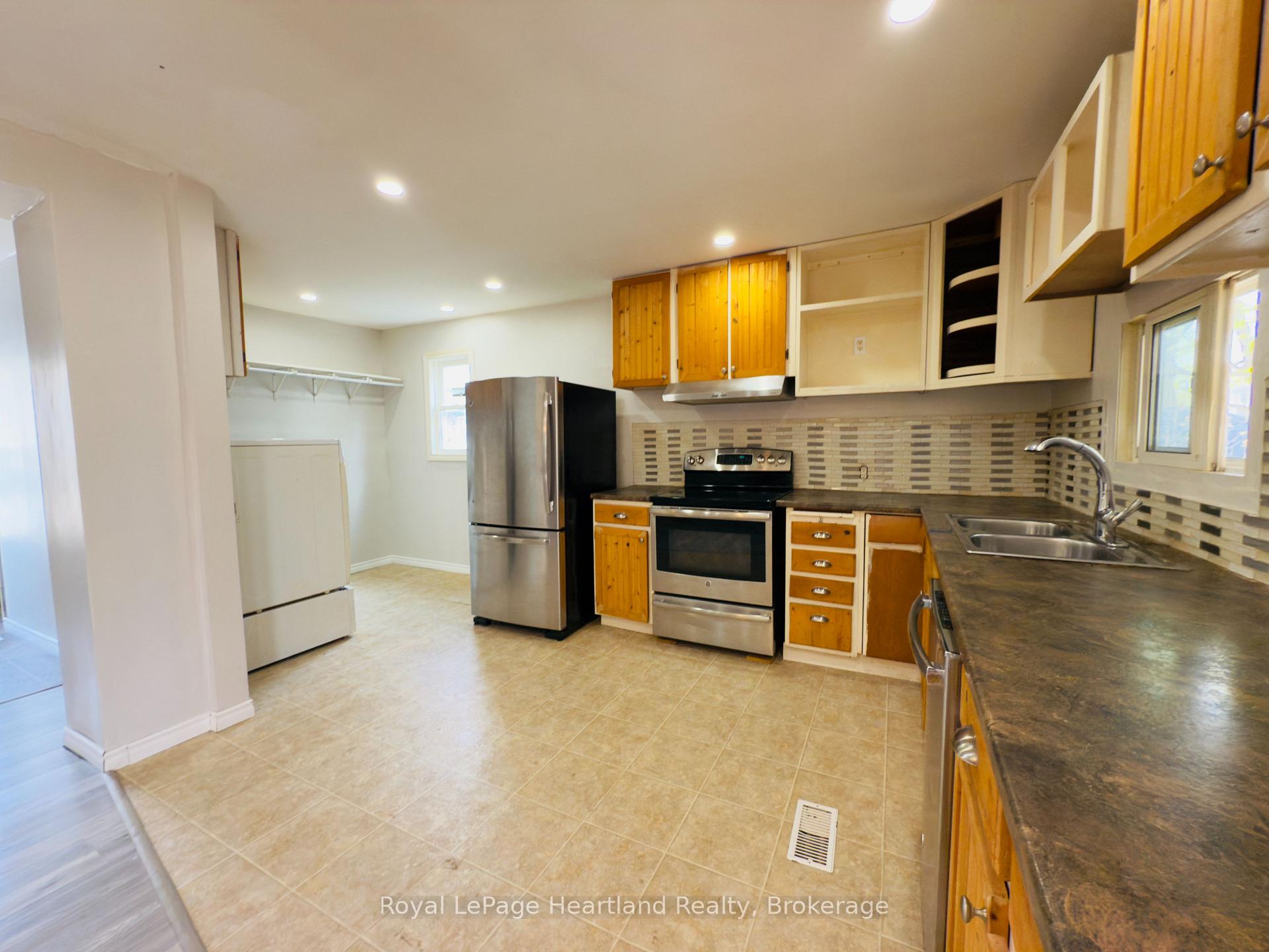 Photo 9 of 32 Regina Road, Huron East, Vanastra — HOMEH