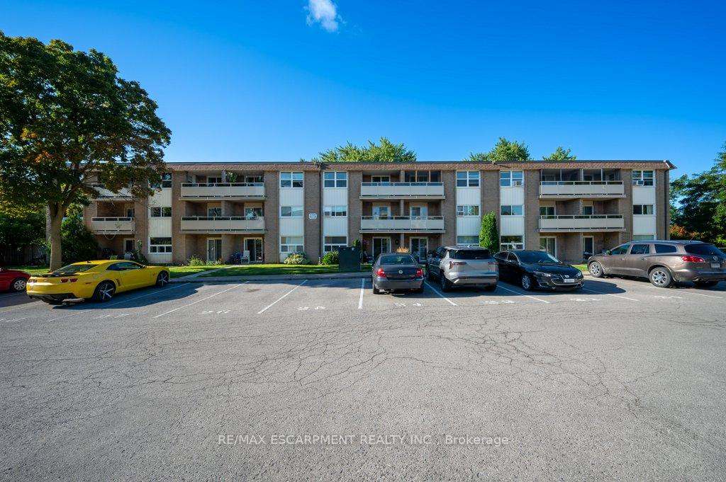 Photo 3 of Unit 402, 41 Rykert Street, St. Catharines, Western Hill — HOMEH