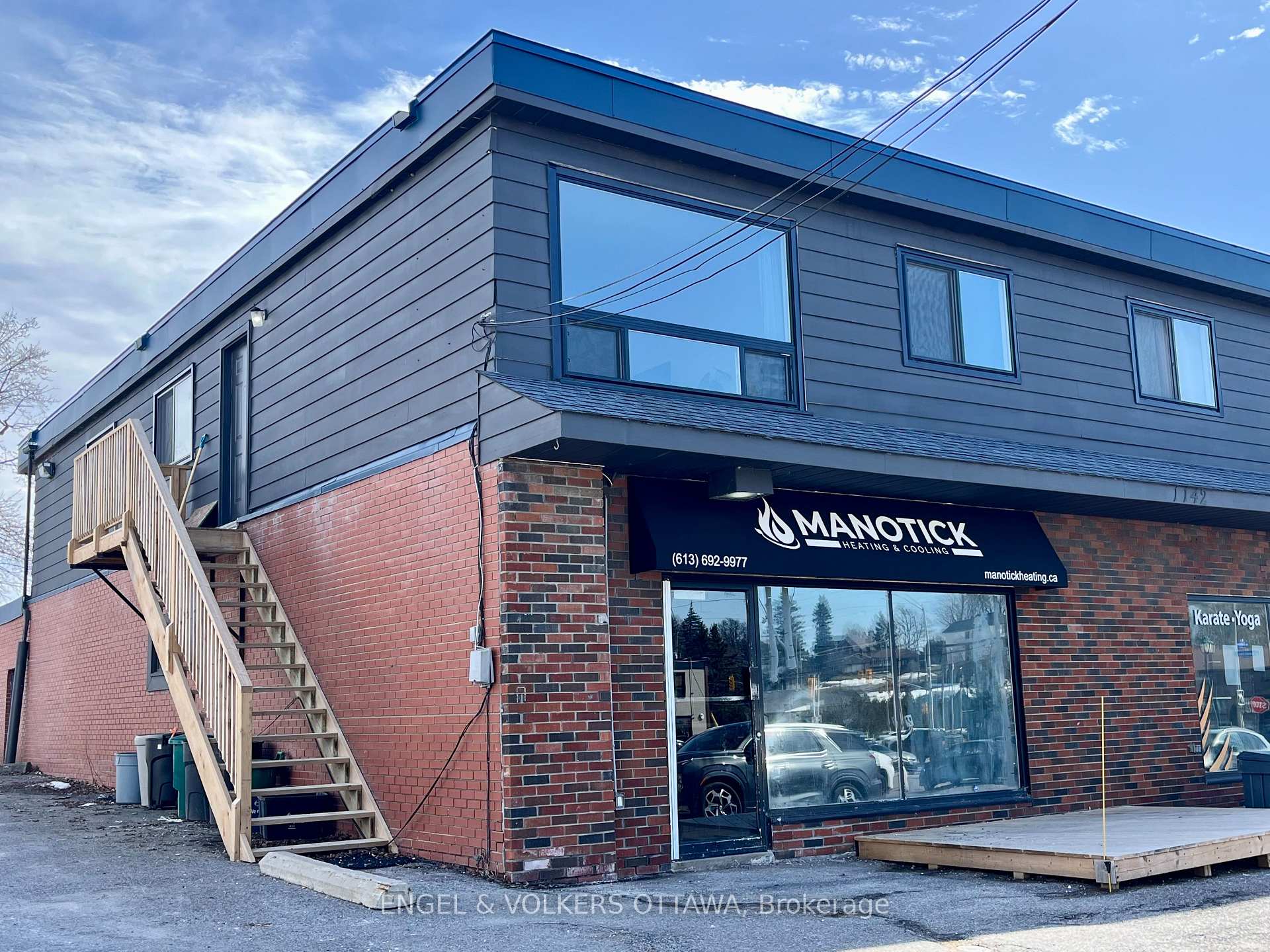 Front of Unit D, 1142 Clapp Lane