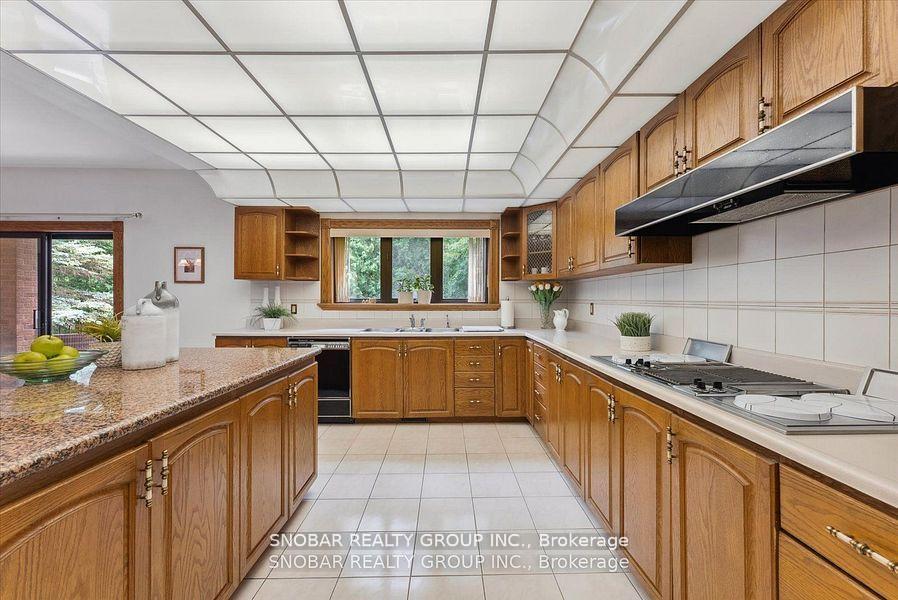 Photo 5 of 5 Weston Wood Road, Etobicoke, Humber Heights — HOMEH