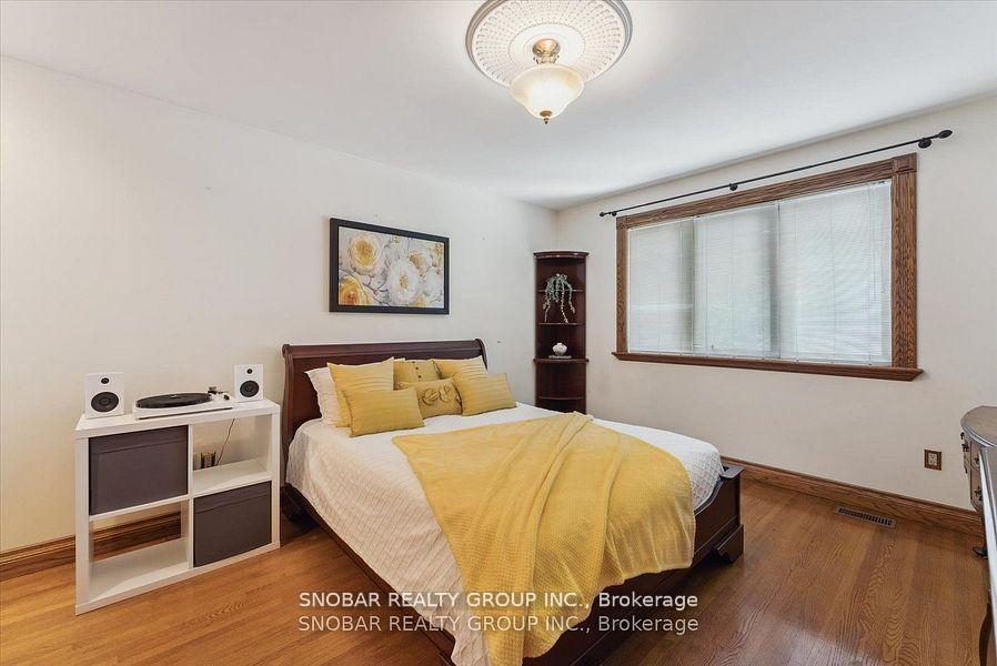 Photo 16 of 5 Weston Wood Road, Etobicoke, Humber Heights — HOMEH