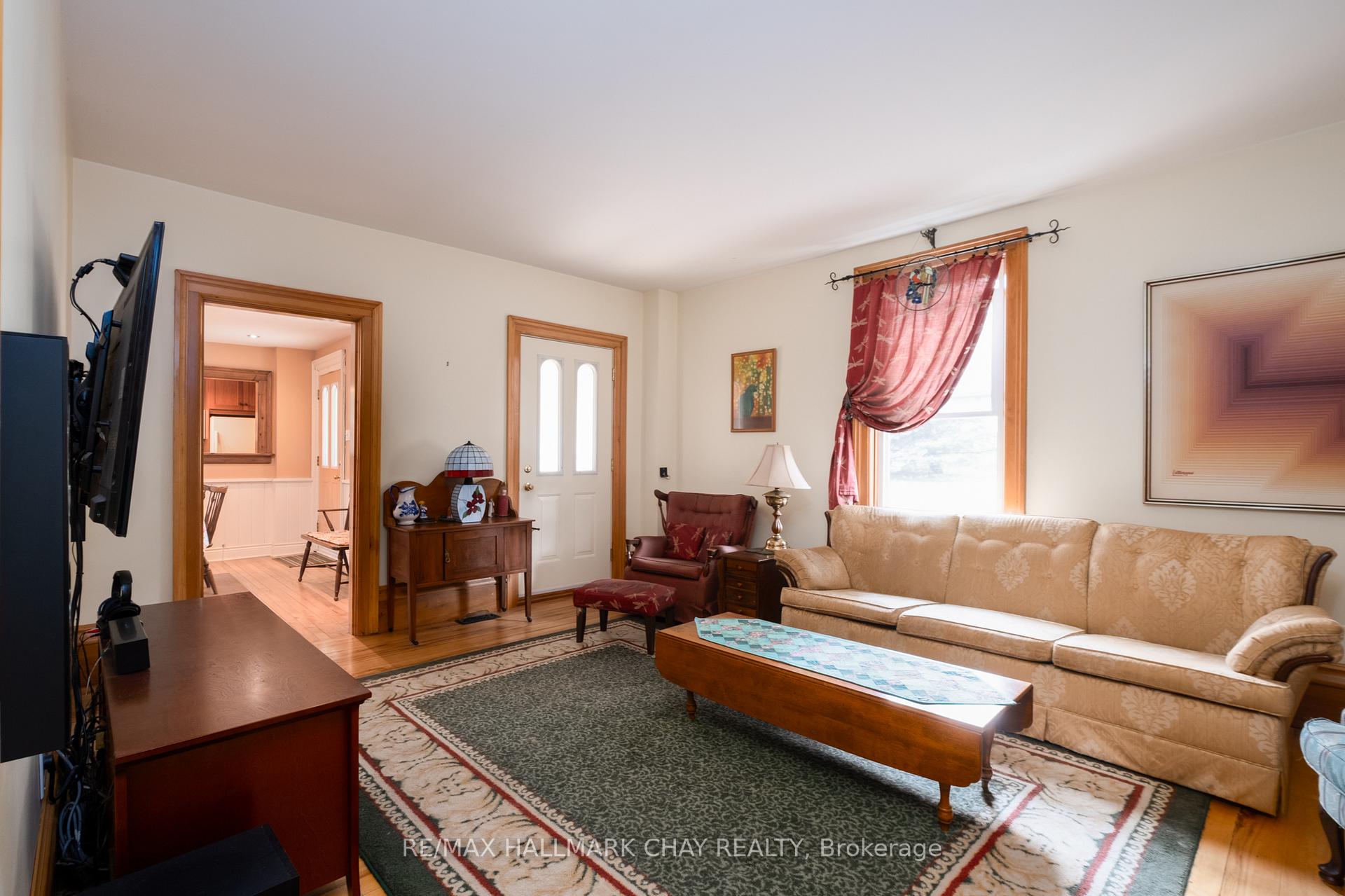 Photo 7 of 929 Yonge Street, Barrie, Rural Barrie Southeast — HOMEH