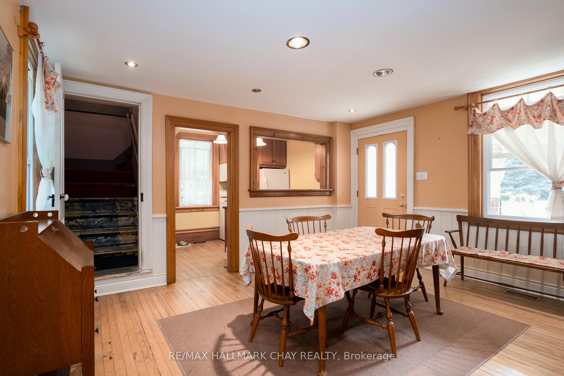 Photo 8 of 929 Yonge Street, Barrie, Rural Barrie Southeast — HOMEH