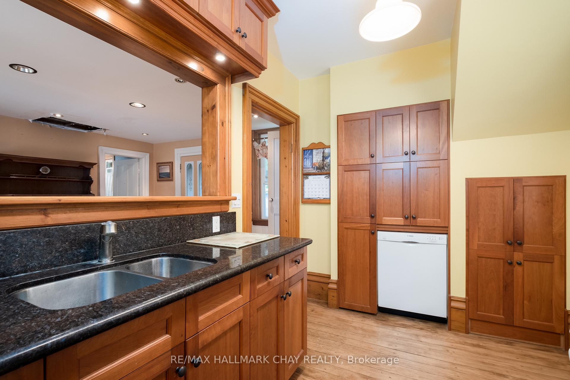 Photo 9 of 929 Yonge Street, Barrie, Rural Barrie Southeast — HOMEH