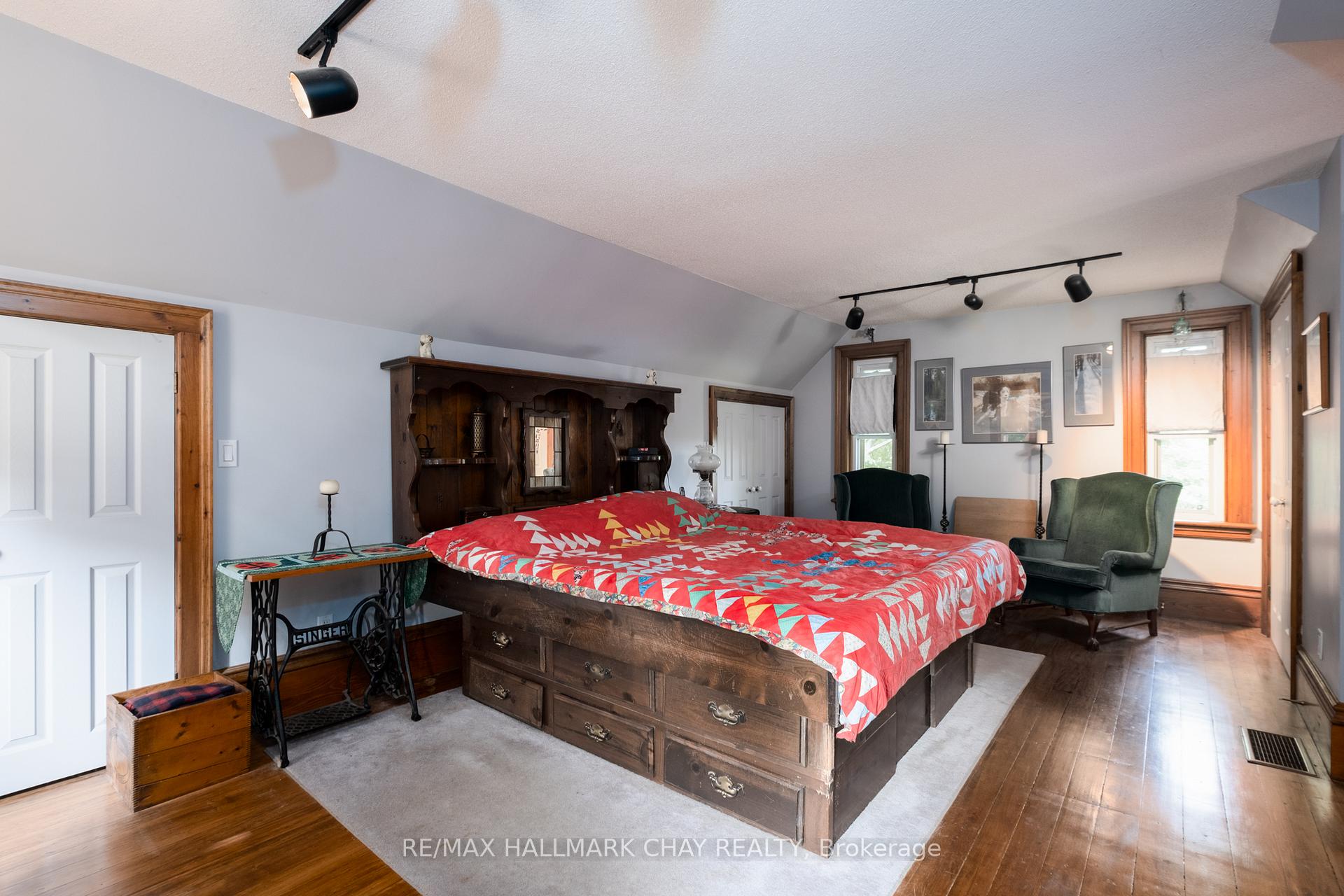 Photo 19 of 929 Yonge Street, Barrie, Rural Barrie Southeast — HOMEH