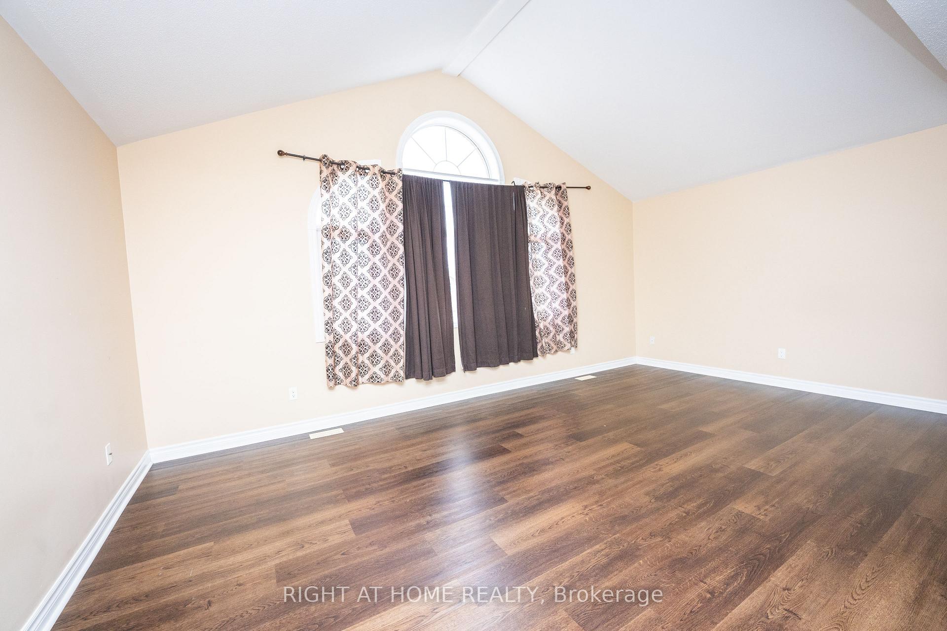 Photo 11 of 229 Kiwanis Court, Ottawa, Hunt Club Park/Greenboro — HOMEH