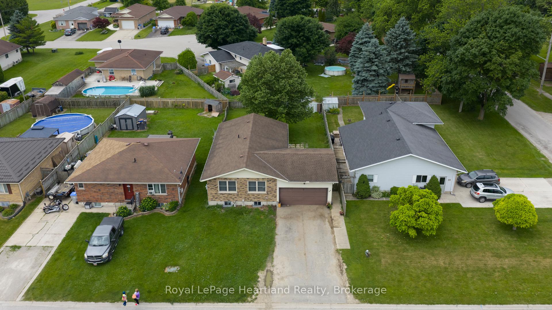 Photo 3 of 27 Toronto Boulevard, Huron East, Vanastra — HOMEH
