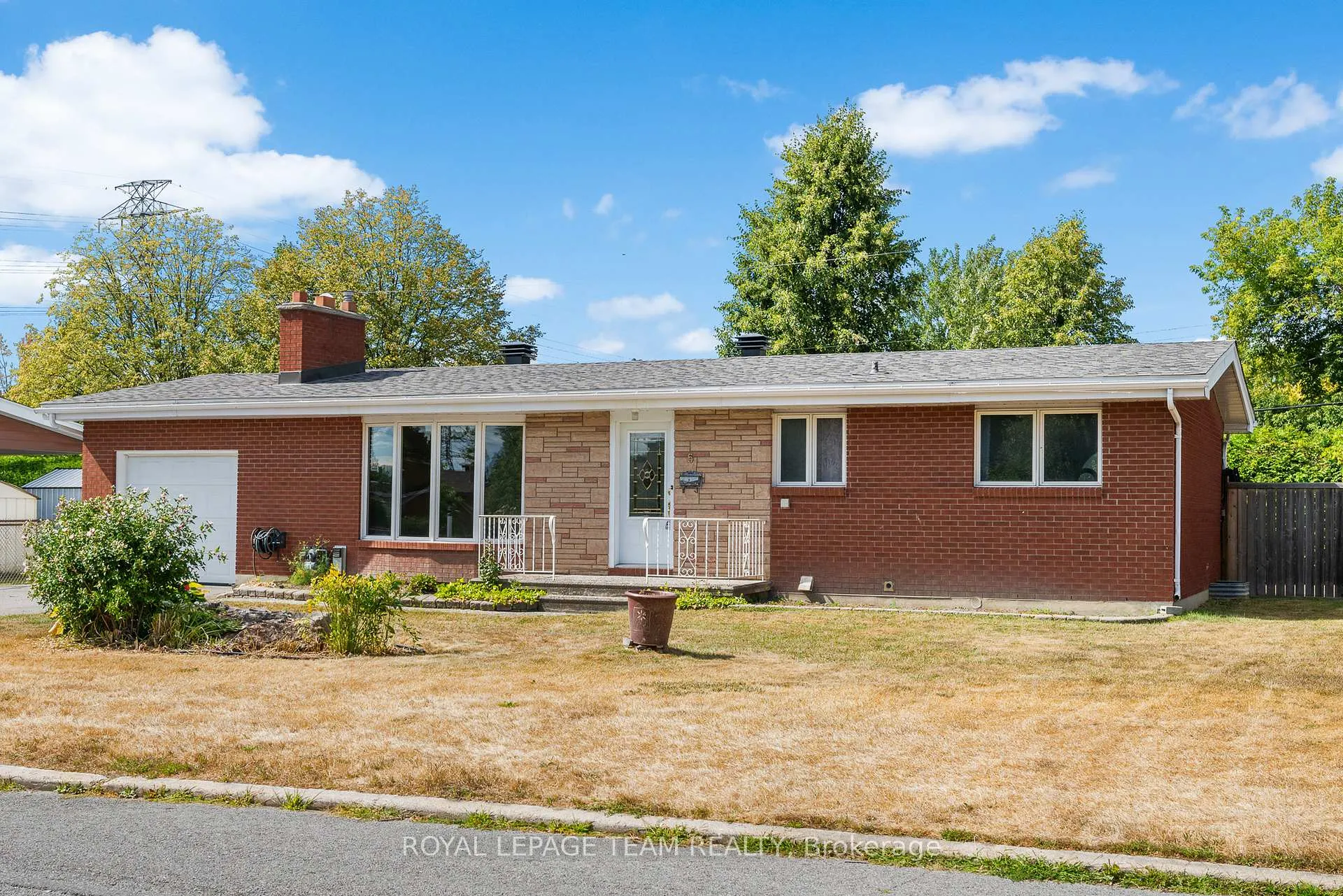 Photo 2 of 5 Spring Garden Avenue, Ottawa, Meadowlands/Crestview — HOMEH
