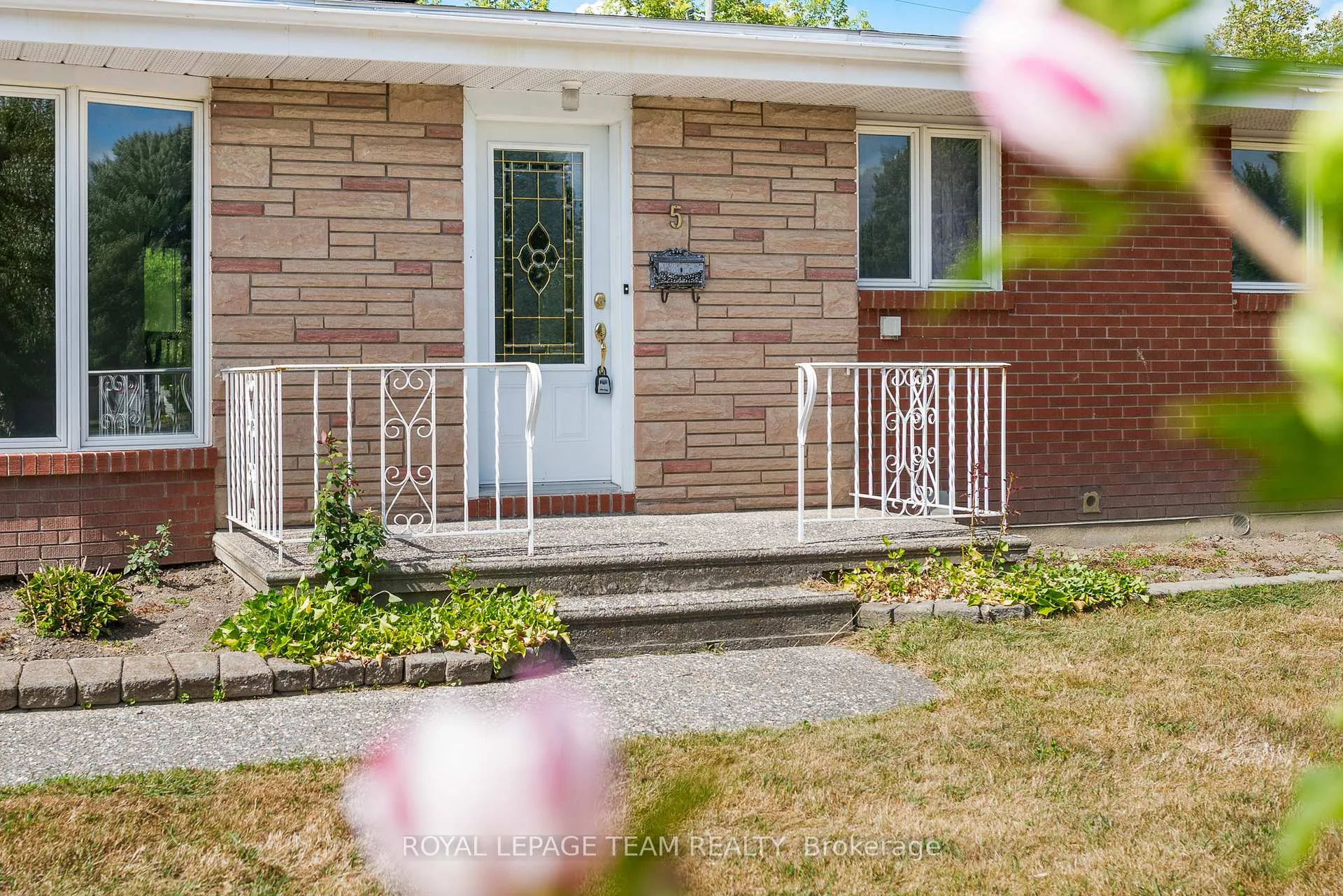 Photo 4 of 5 Spring Garden Avenue, Ottawa, Meadowlands/Crestview — HOMEH