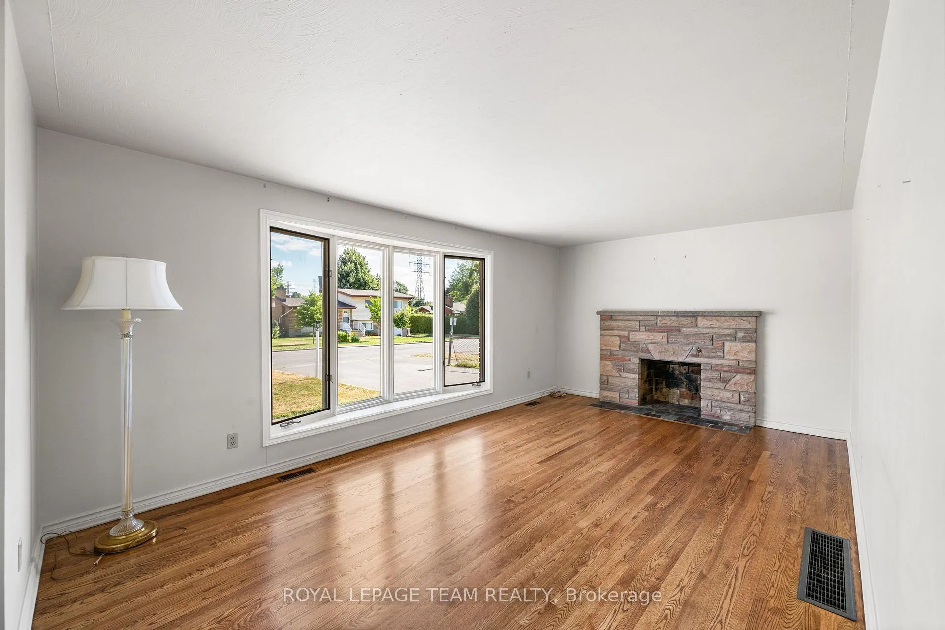 Photo 6 of 5 Spring Garden Avenue, Ottawa, Meadowlands/Crestview — HOMEH