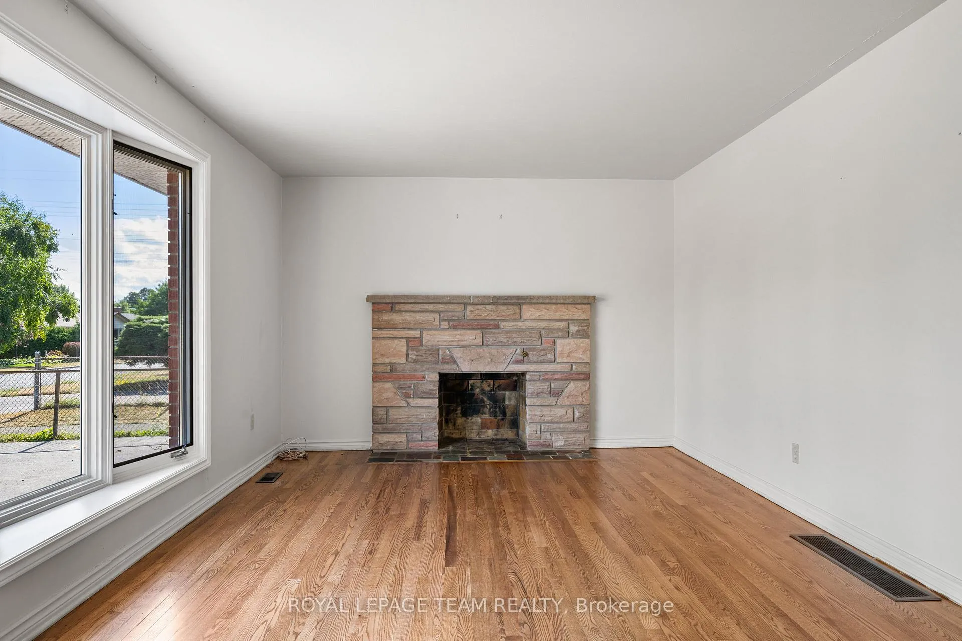 Photo 7 of 5 Spring Garden Avenue, Ottawa, Meadowlands/Crestview — HOMEH