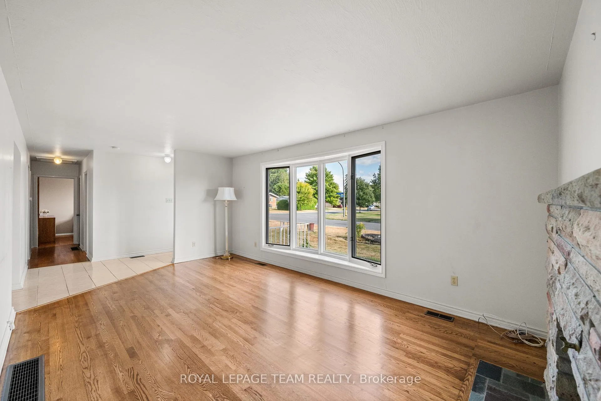 Photo 8 of 5 Spring Garden Avenue, Ottawa, Meadowlands/Crestview — HOMEH