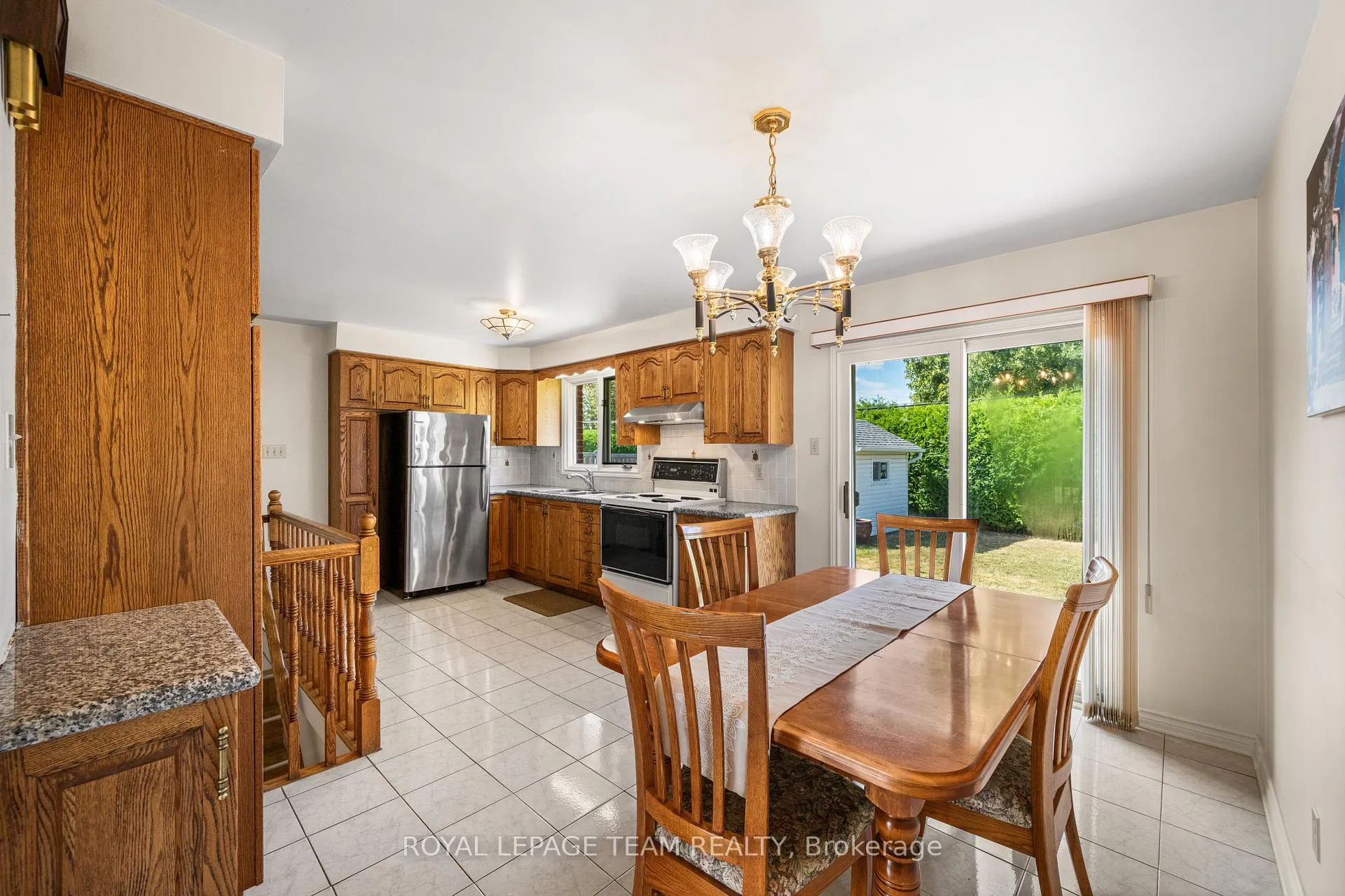 Photo 10 of 5 Spring Garden Avenue, Ottawa, Meadowlands/Crestview — HOMEH