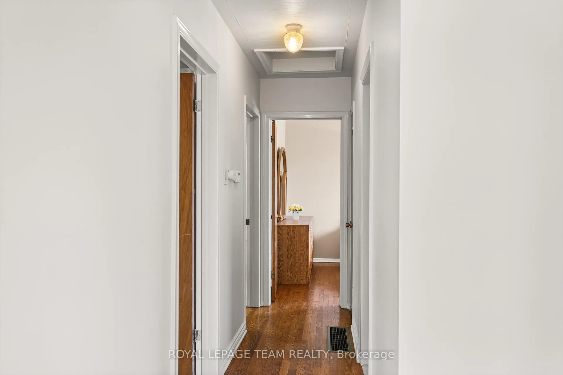Photo 17 of 5 Spring Garden Avenue, Ottawa, Meadowlands/Crestview — HOMEH