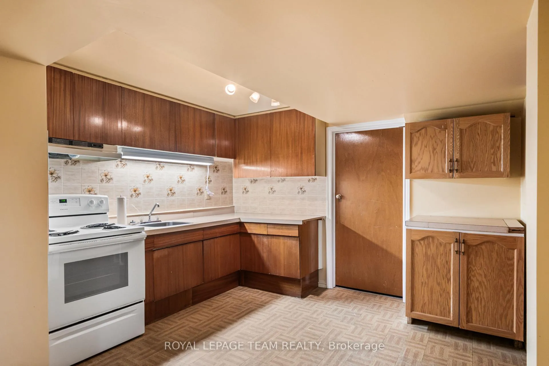 Photo 33 of 5 Spring Garden Avenue, Ottawa, Meadowlands/Crestview — HOMEH