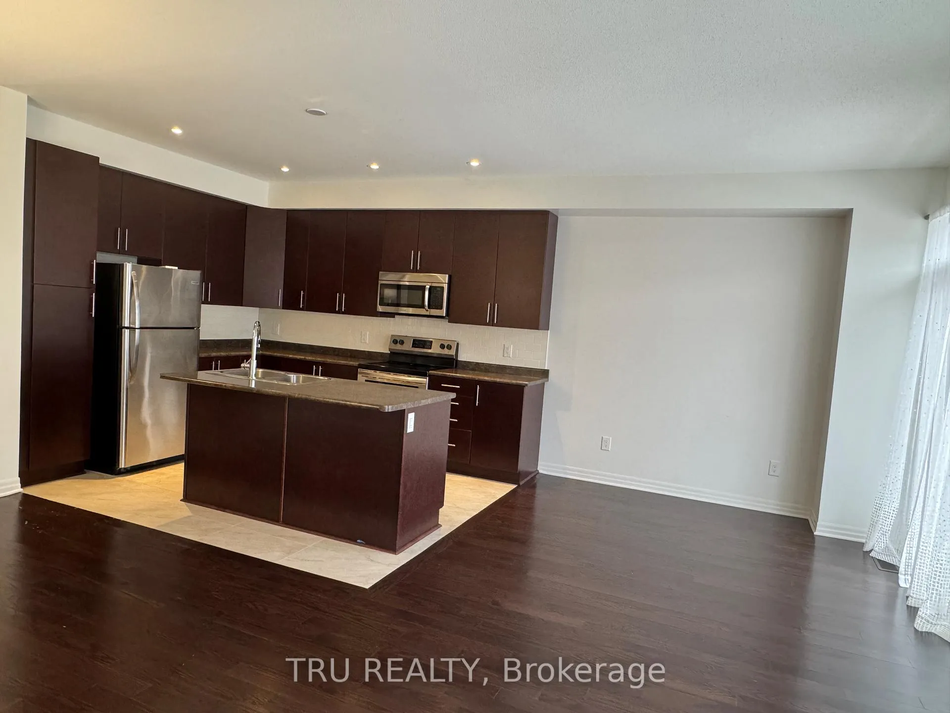 Photo 10 of 534 Rioja Street, Ottawa, Kanata - Emerald Meadows/Trailwest — HOMEH