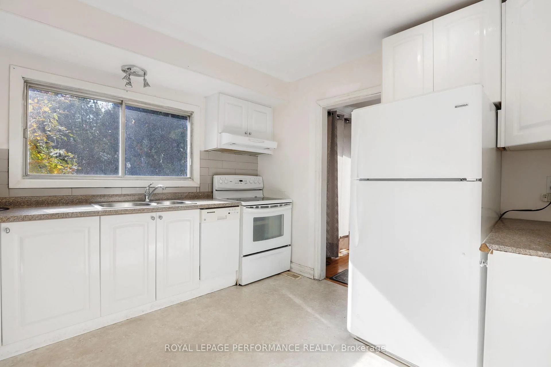 Photo 19 of 142 Meadowlands Drive W, Ottawa, Meadowlands/Crestview — HOMEH