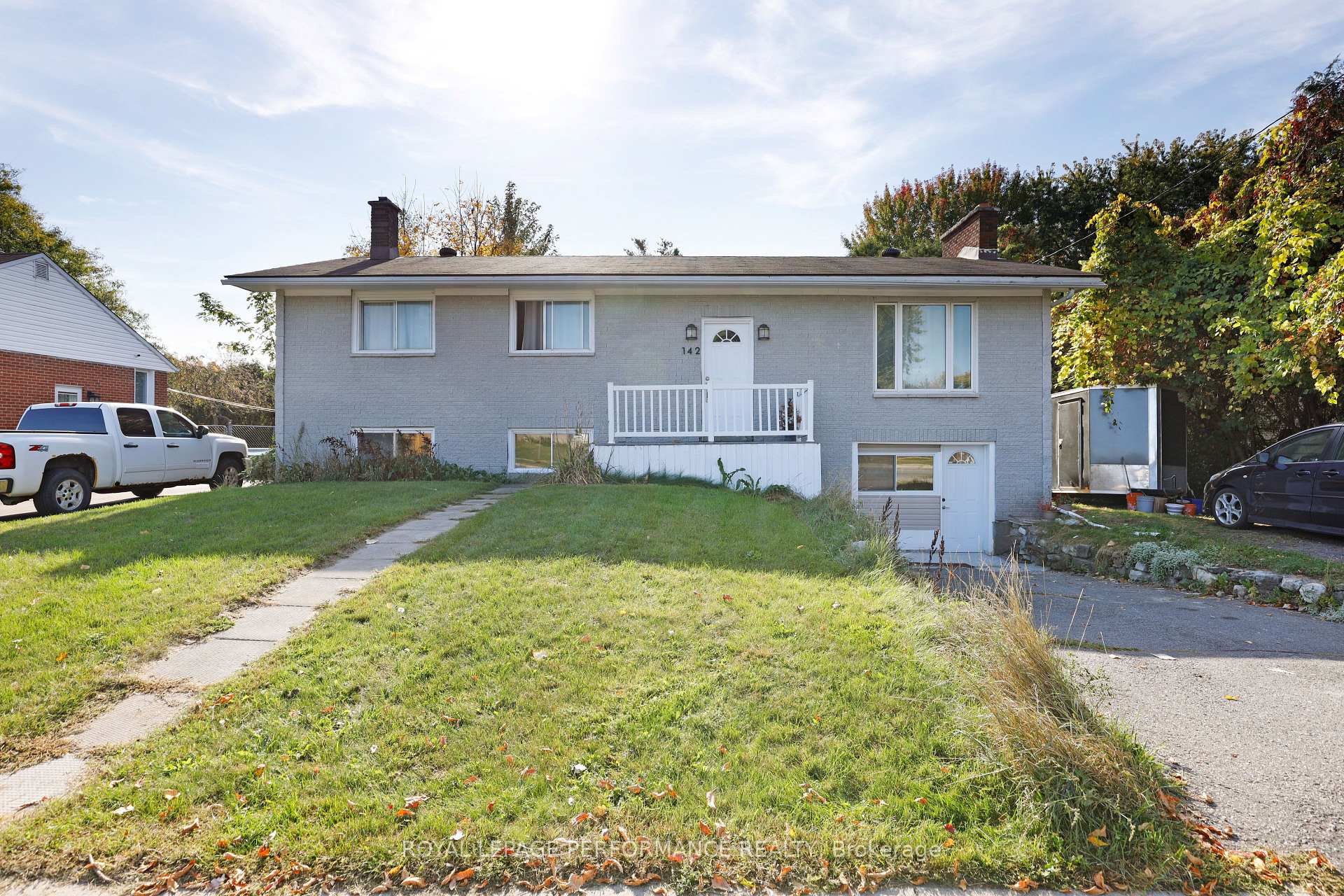 Front of 142 Meadowlands Drive W