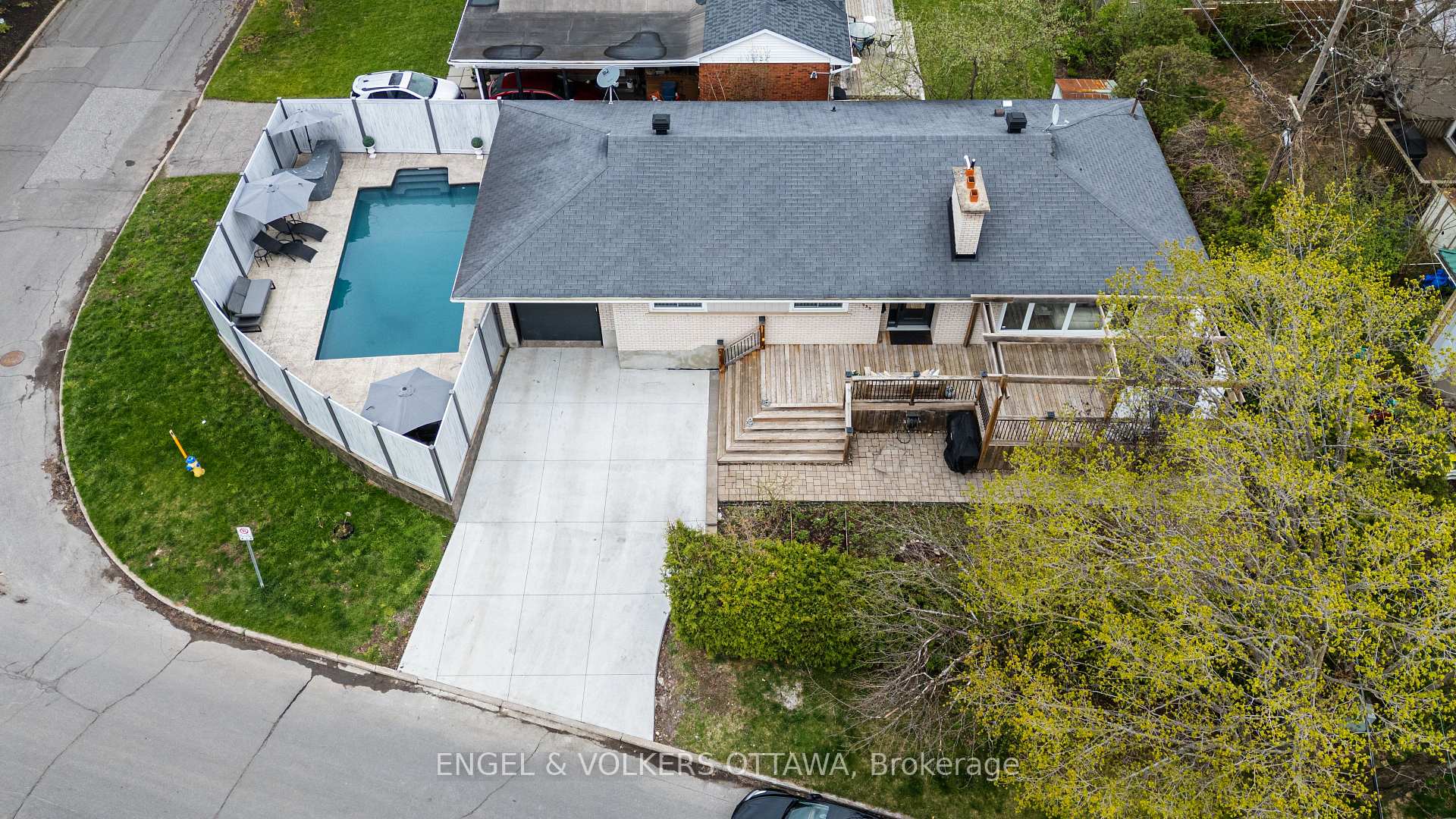 Front of 953 Fairlawn Avenue
