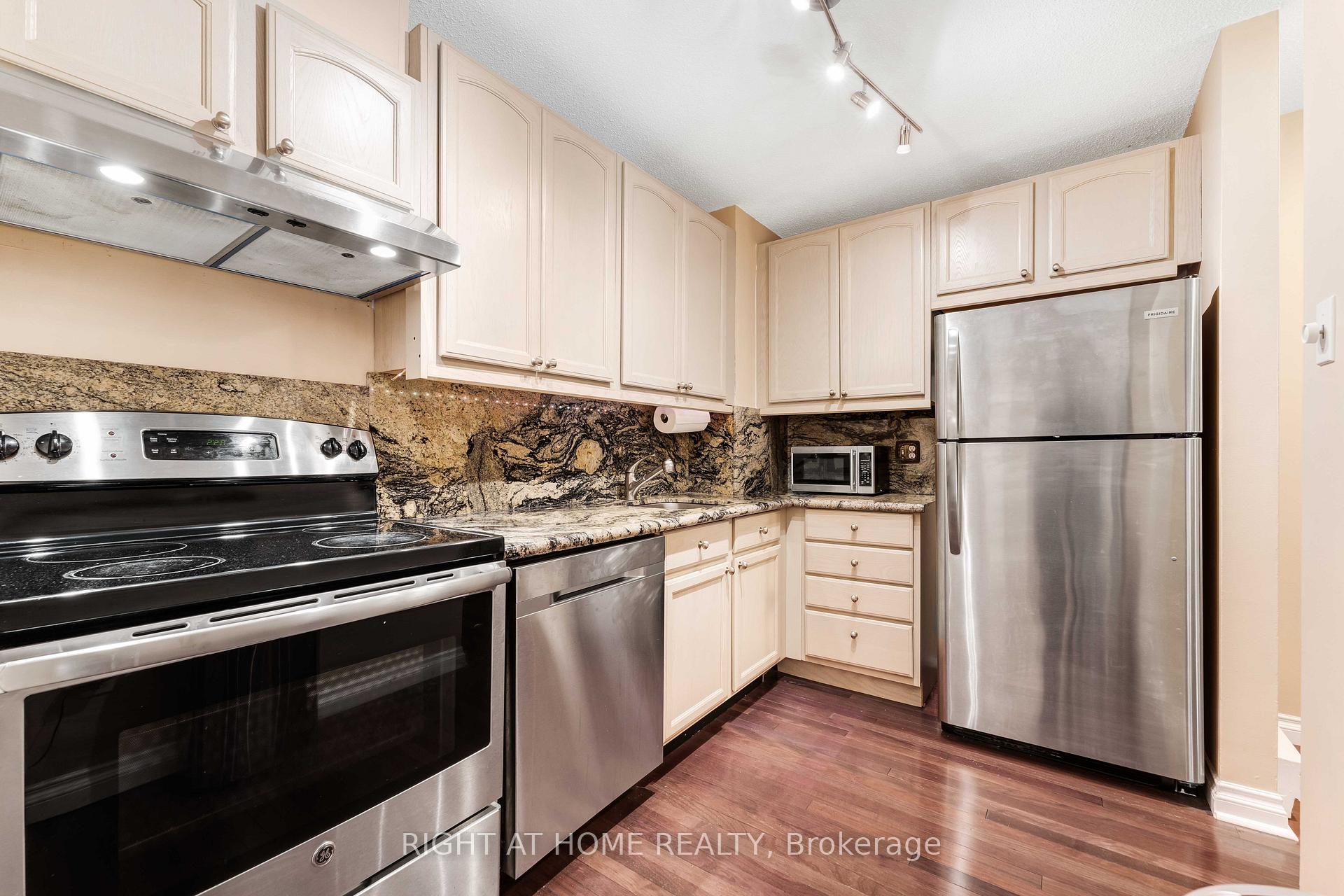 Photo 8 of 115 Royalton Private, Ottawa, Hunt Club Woods — HOMEH