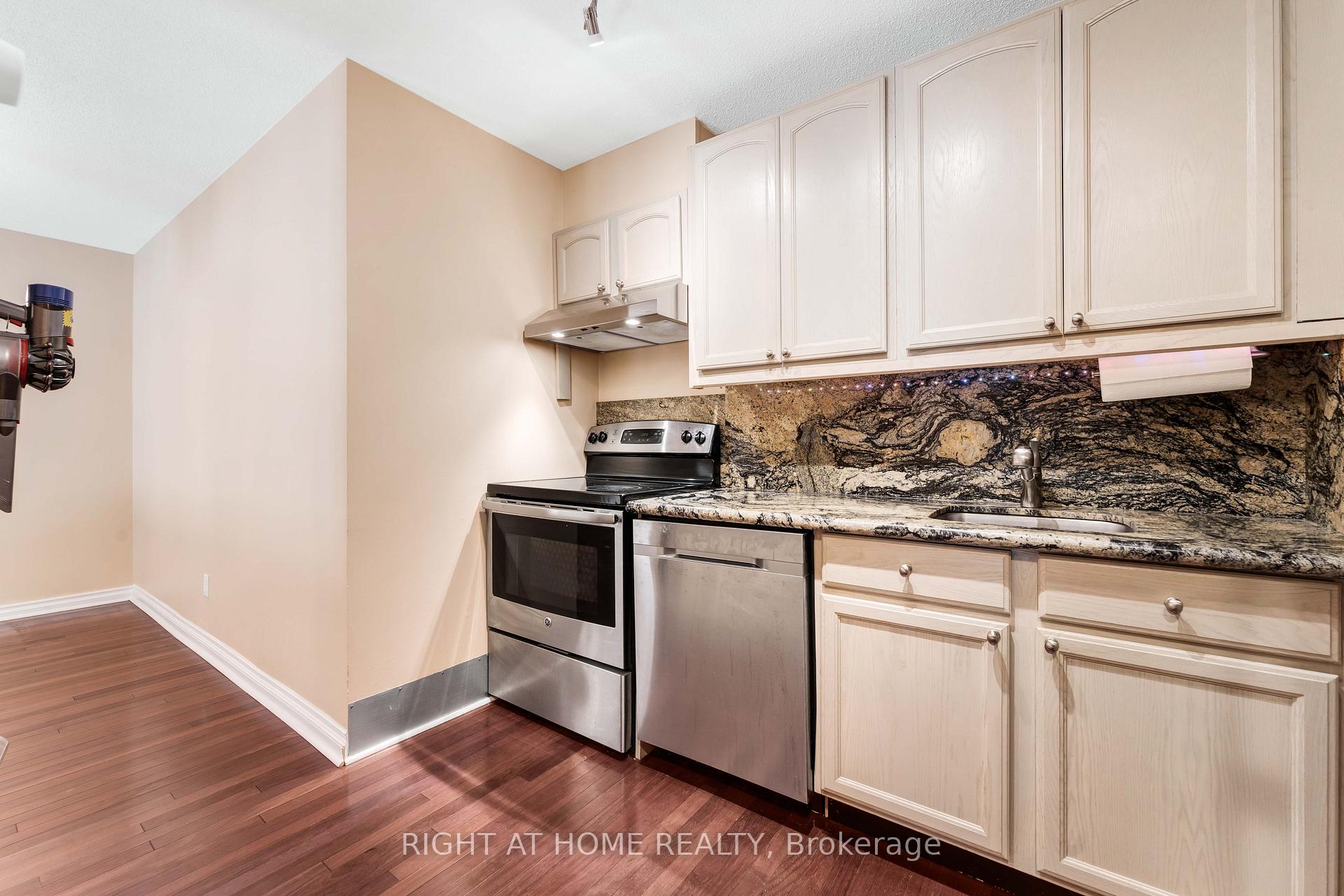 Photo 9 of 115 Royalton Private, Ottawa, Hunt Club Woods — HOMEH
