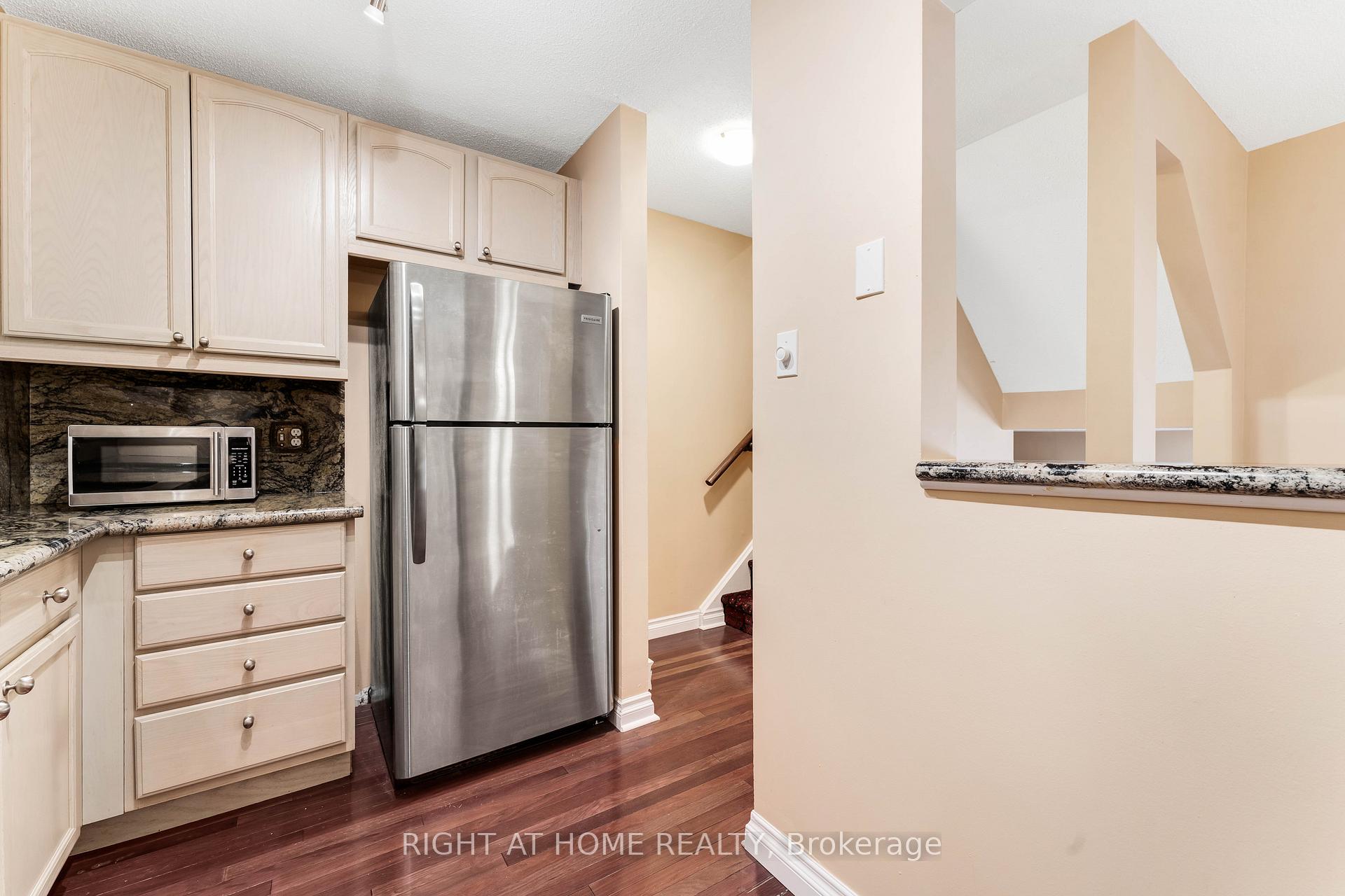 Photo 10 of 115 Royalton Private, Ottawa, Hunt Club Woods — HOMEH