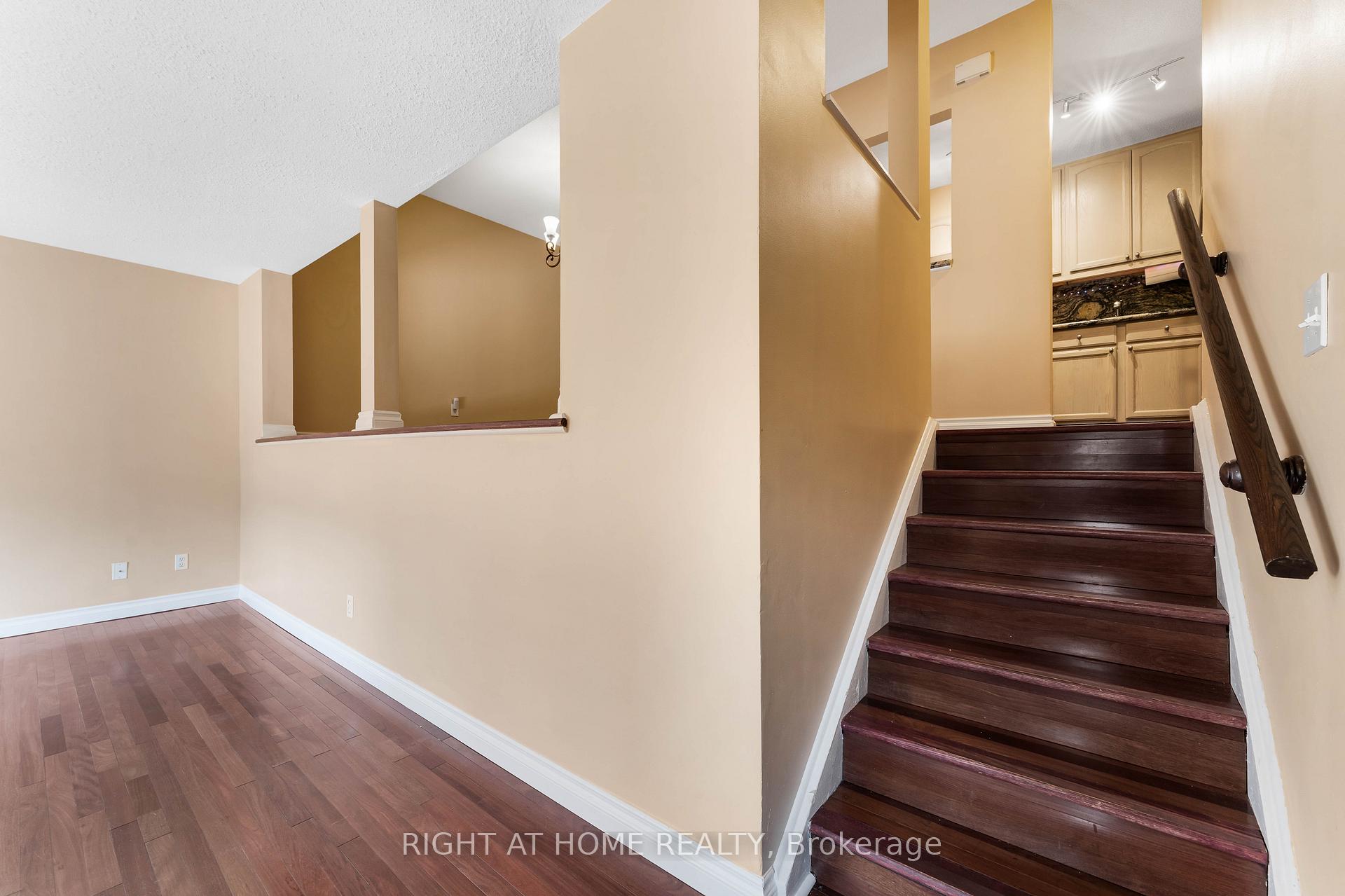 Photo 11 of 115 Royalton Private, Ottawa, Hunt Club Woods — HOMEH