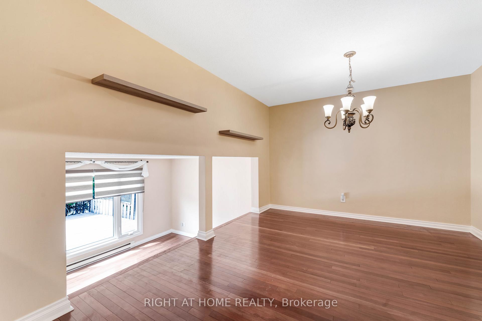 Photo 15 of 115 Royalton Private, Ottawa, Hunt Club Woods — HOMEH