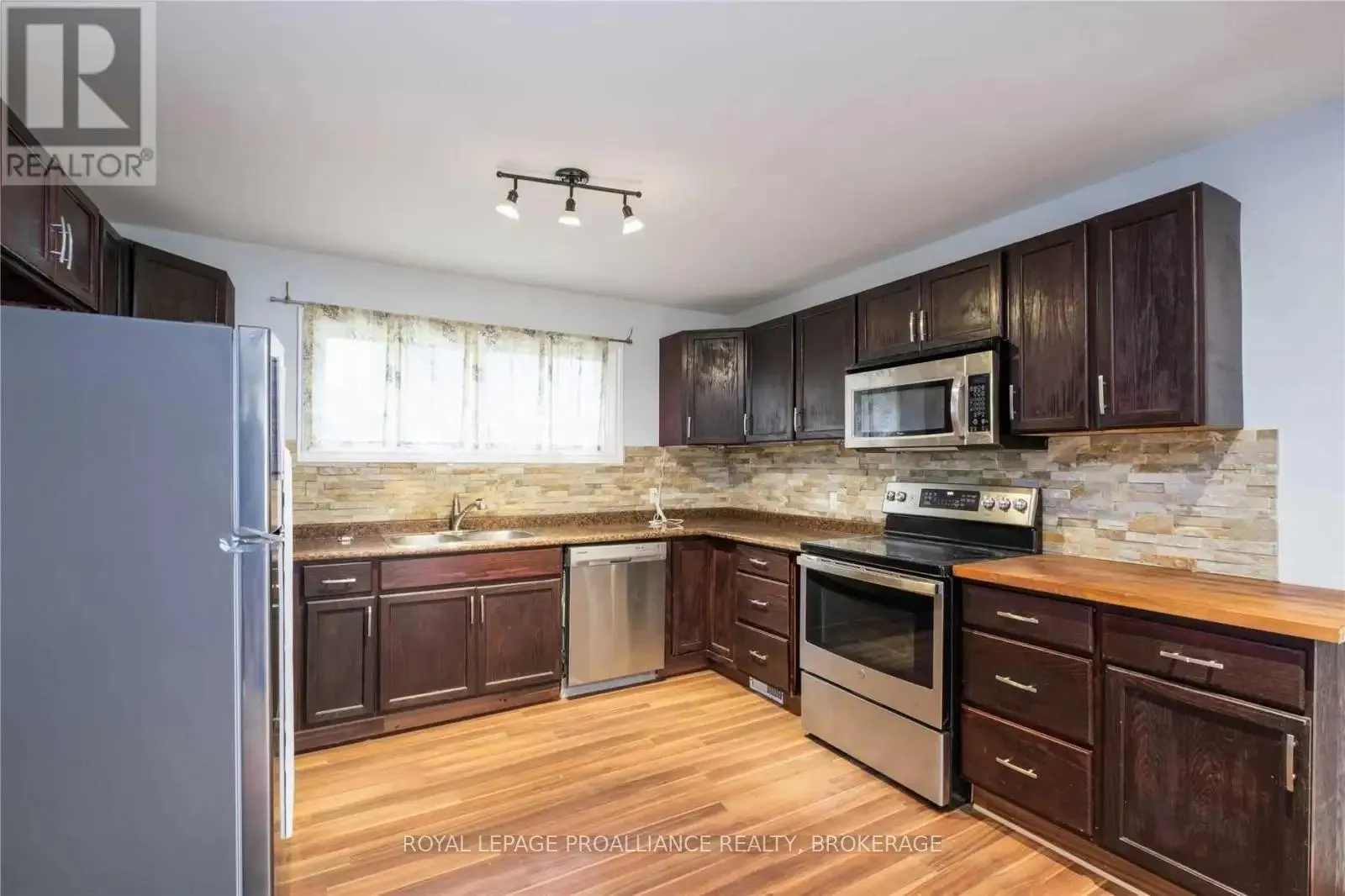 Photo 4 of 14 Shaw Street, Kingston, Rideau — HOMEH