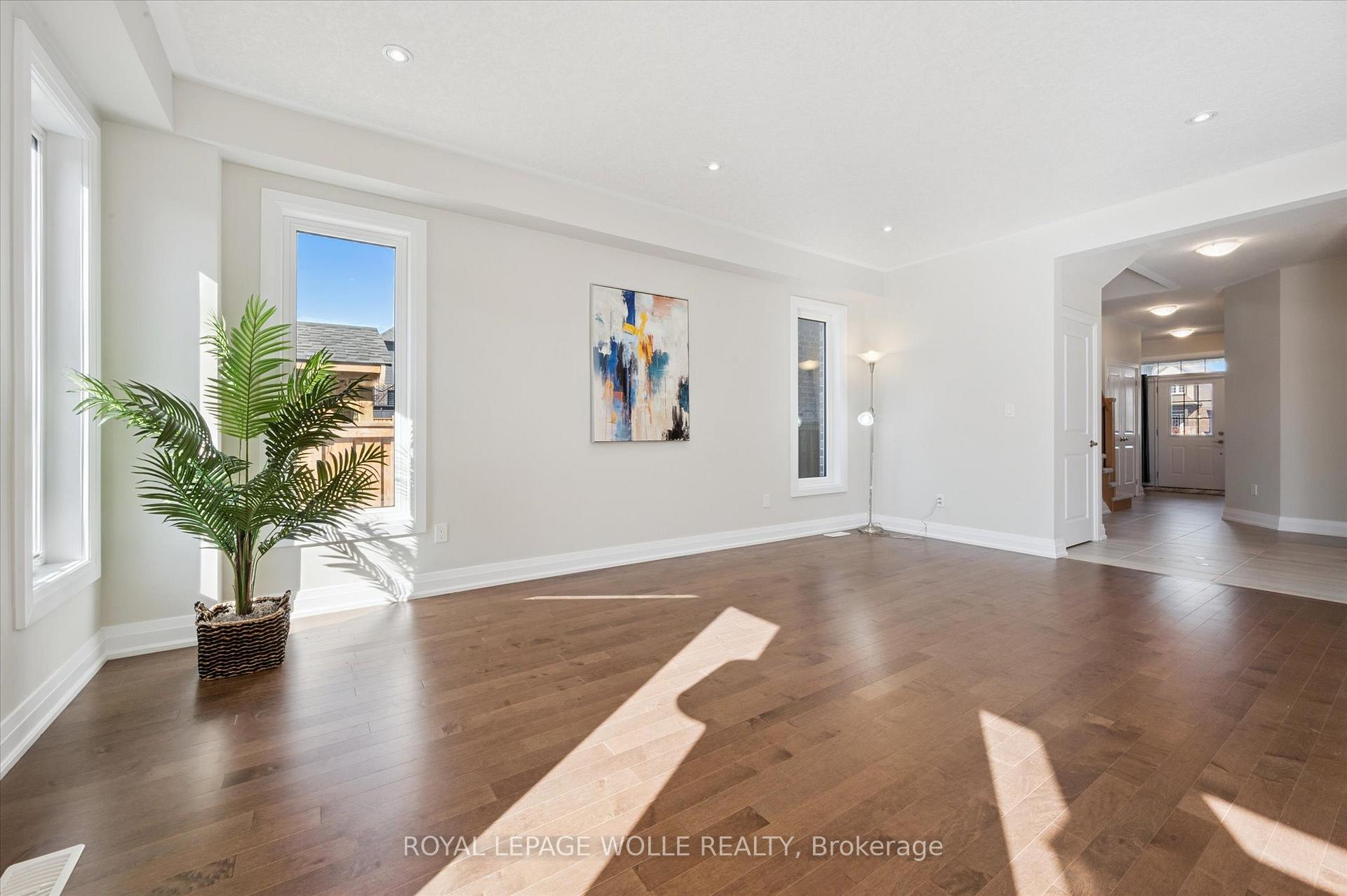 Photo 6 of 916 Valencia Court, Kitchener — HOMEH