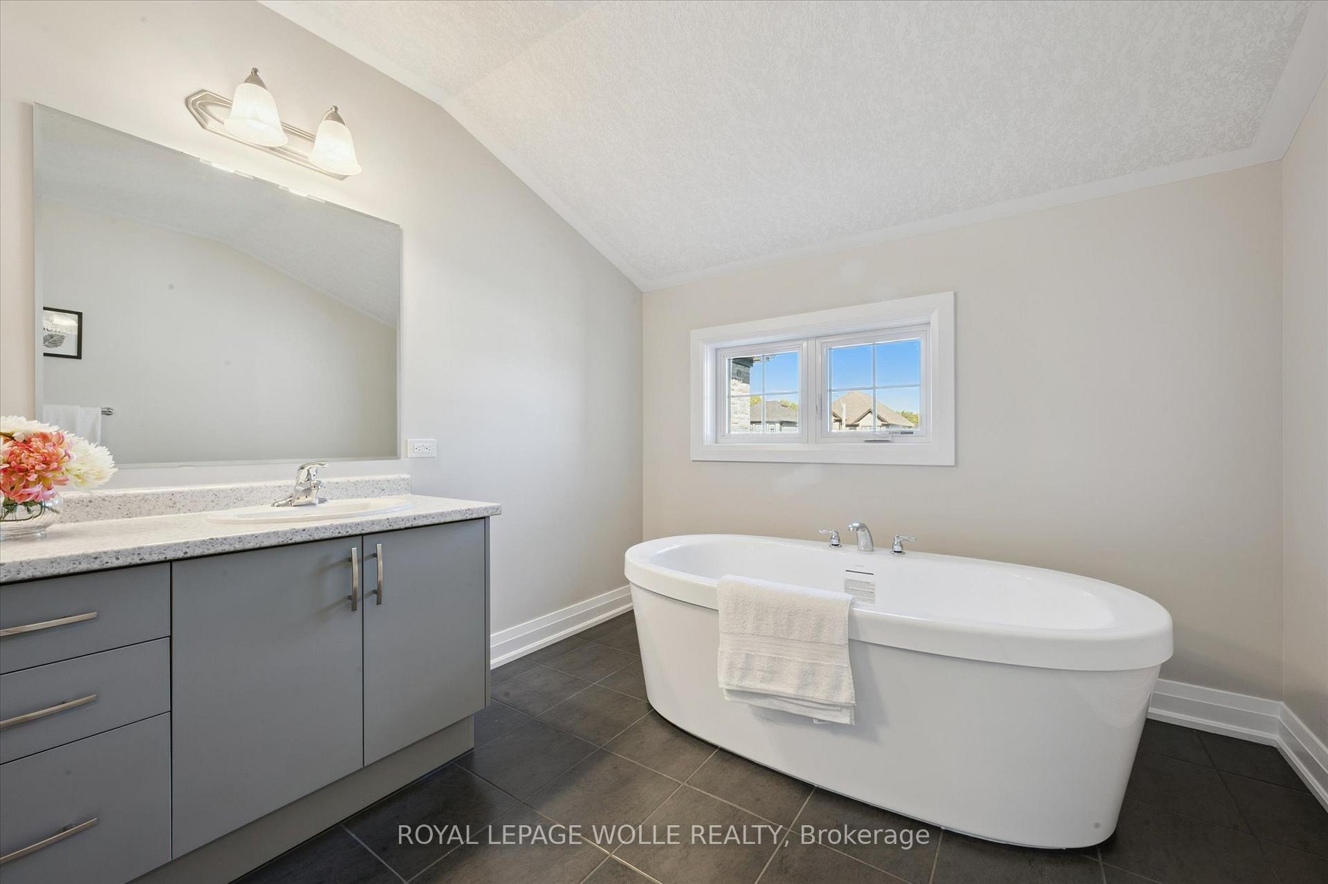 Photo 25 of 916 Valencia Court, Kitchener — HOMEH
