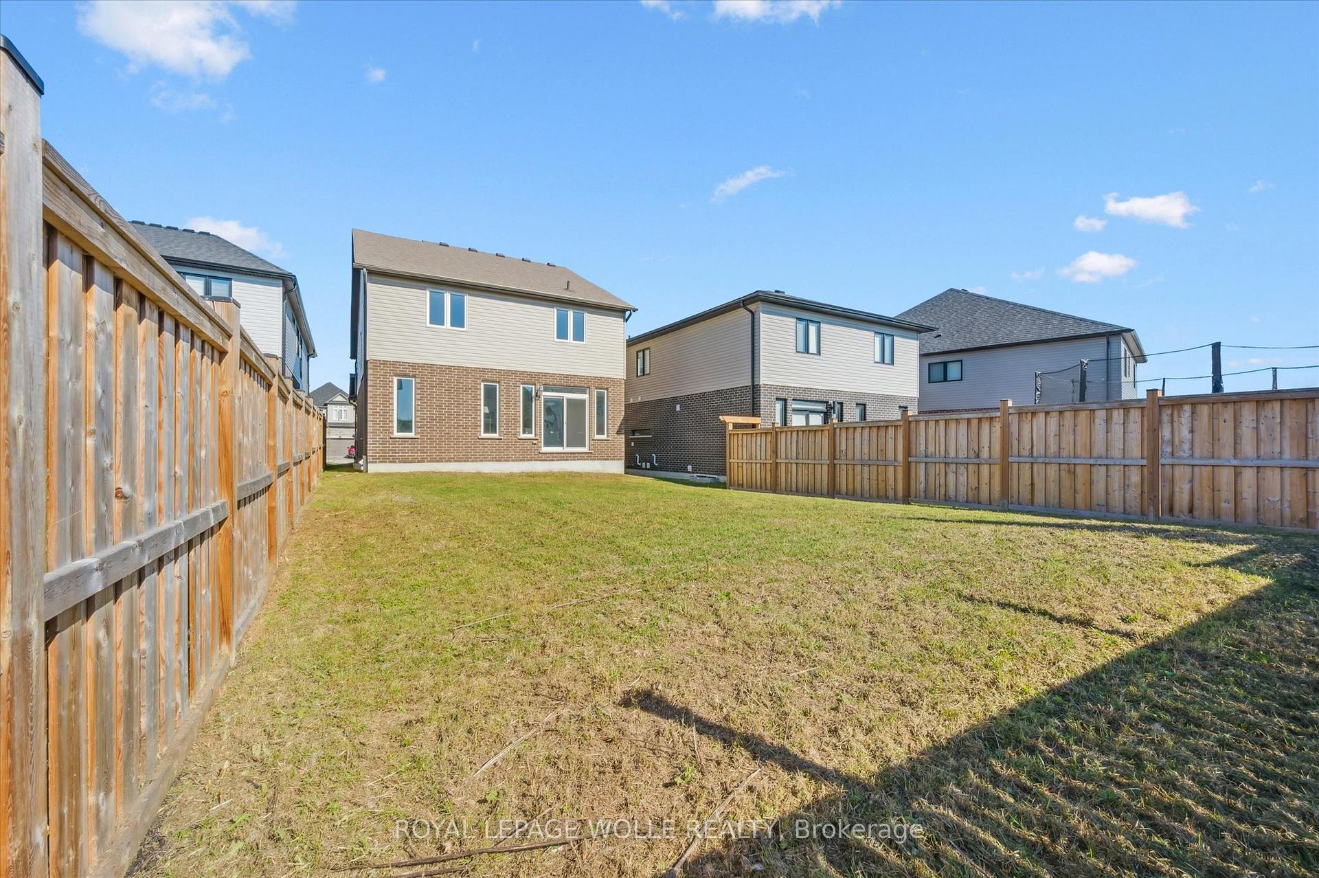 Photo 32 of 916 Valencia Court, Kitchener — HOMEH