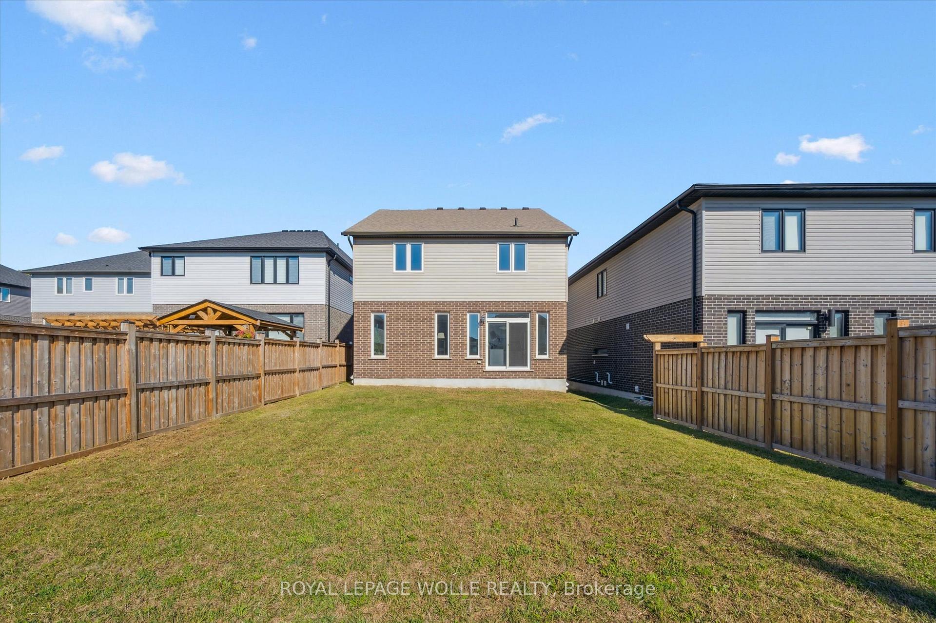 Photo 34 of 916 Valencia Court, Kitchener — HOMEH