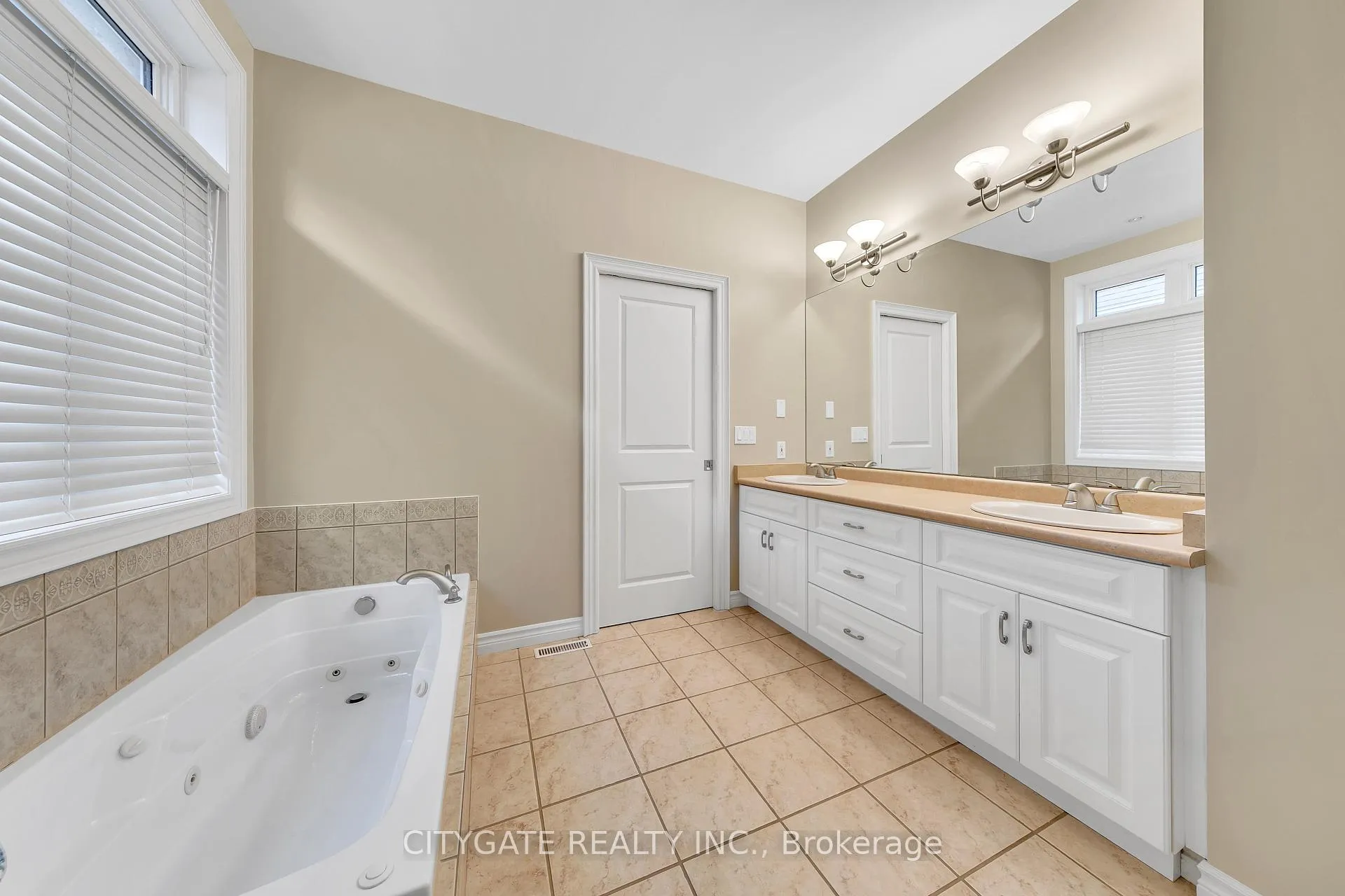 Photo 16 of 552 Falconridge Crescent, Kitchener — HOMEH