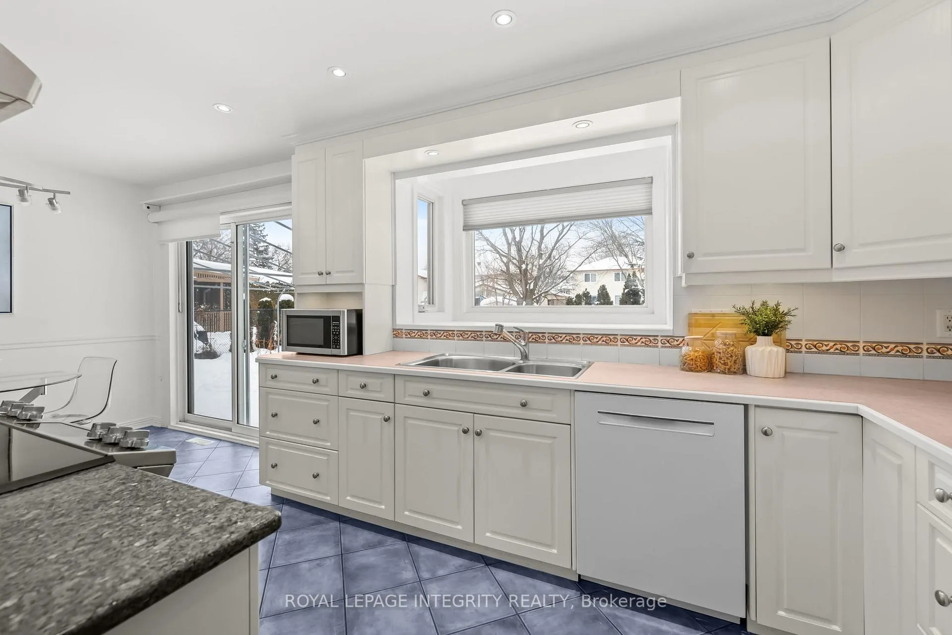 Photo 15 of 830 Acadian Gardens, Ottawa, Convent Glen — HOMEH