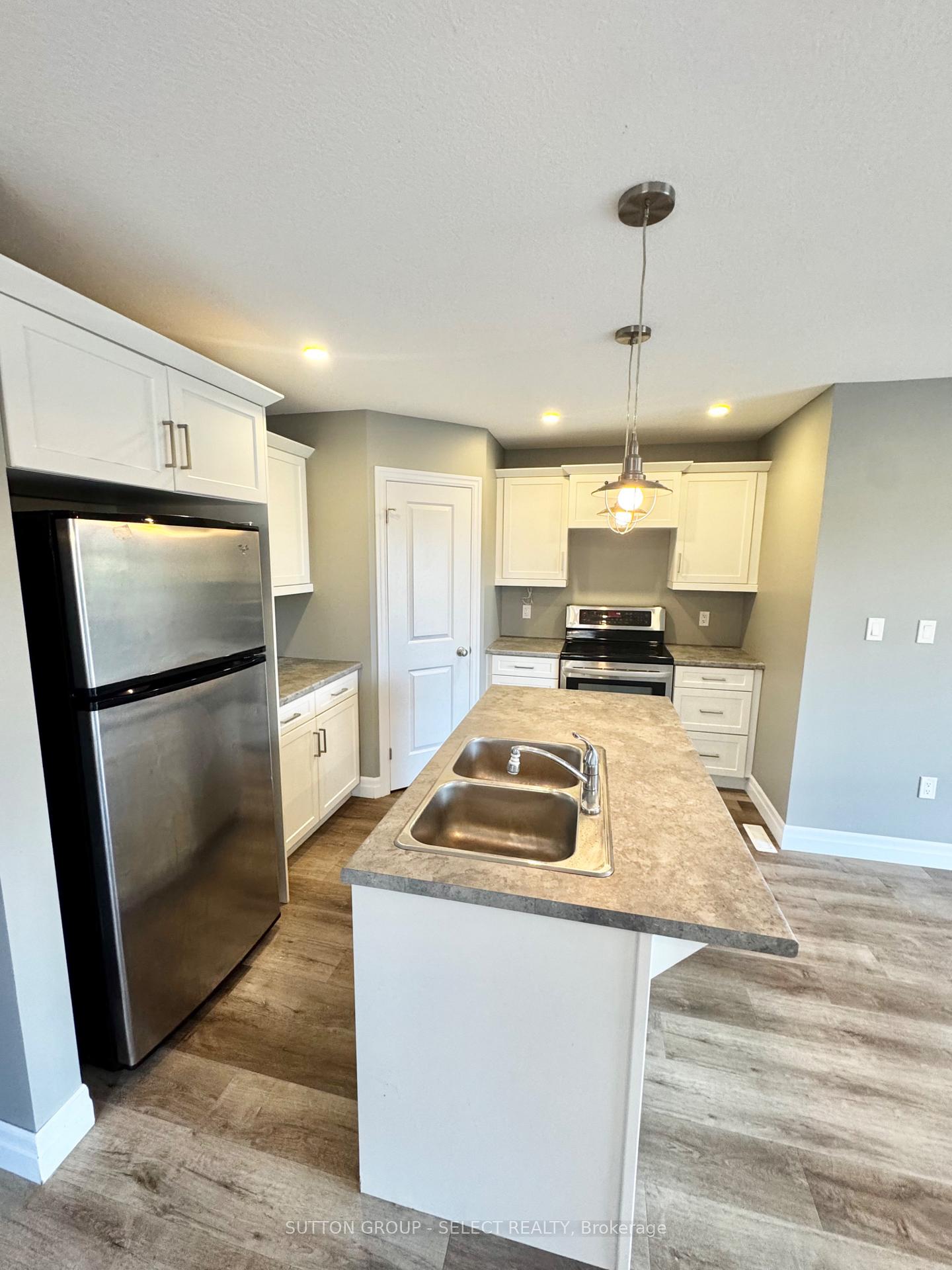 Photo 9 of 108 Gilmour Drive, Lucan Biddulph, Lucan — HOMEH
