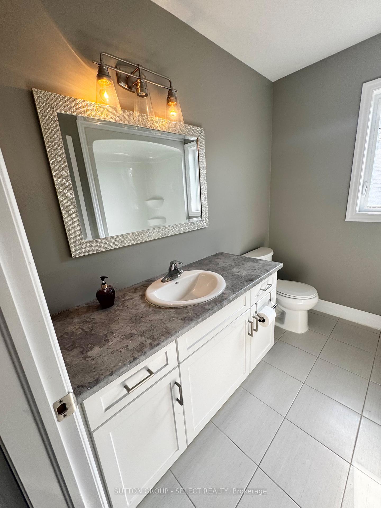 Photo 14 of 108 Gilmour Drive, Lucan Biddulph, Lucan — HOMEH