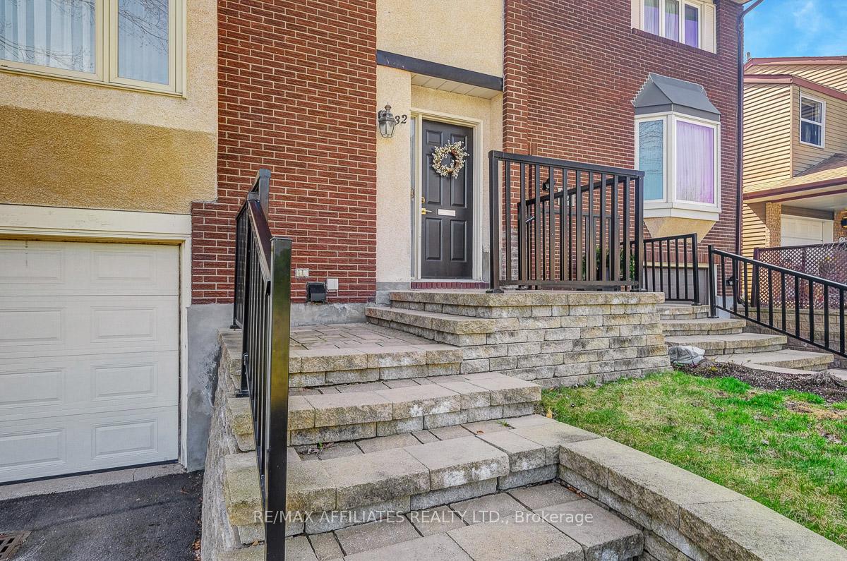 Photo 3 of 32 Gillespie Crescent, Ottawa, Hunt Club Woods — HOMEH