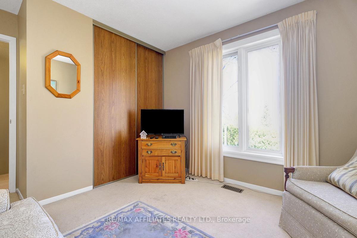 Photo 23 of 32 Gillespie Crescent, Ottawa, Hunt Club Woods — HOMEH