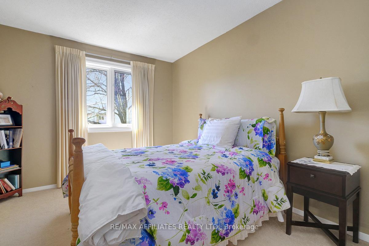 Photo 24 of 32 Gillespie Crescent, Ottawa, Hunt Club Woods — HOMEH