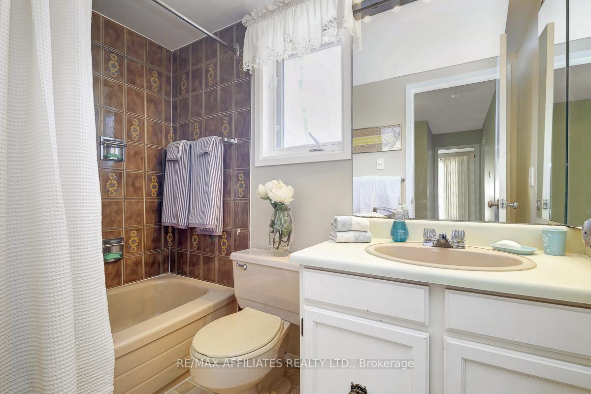 Photo 25 of 32 Gillespie Crescent, Ottawa, Hunt Club Woods — HOMEH