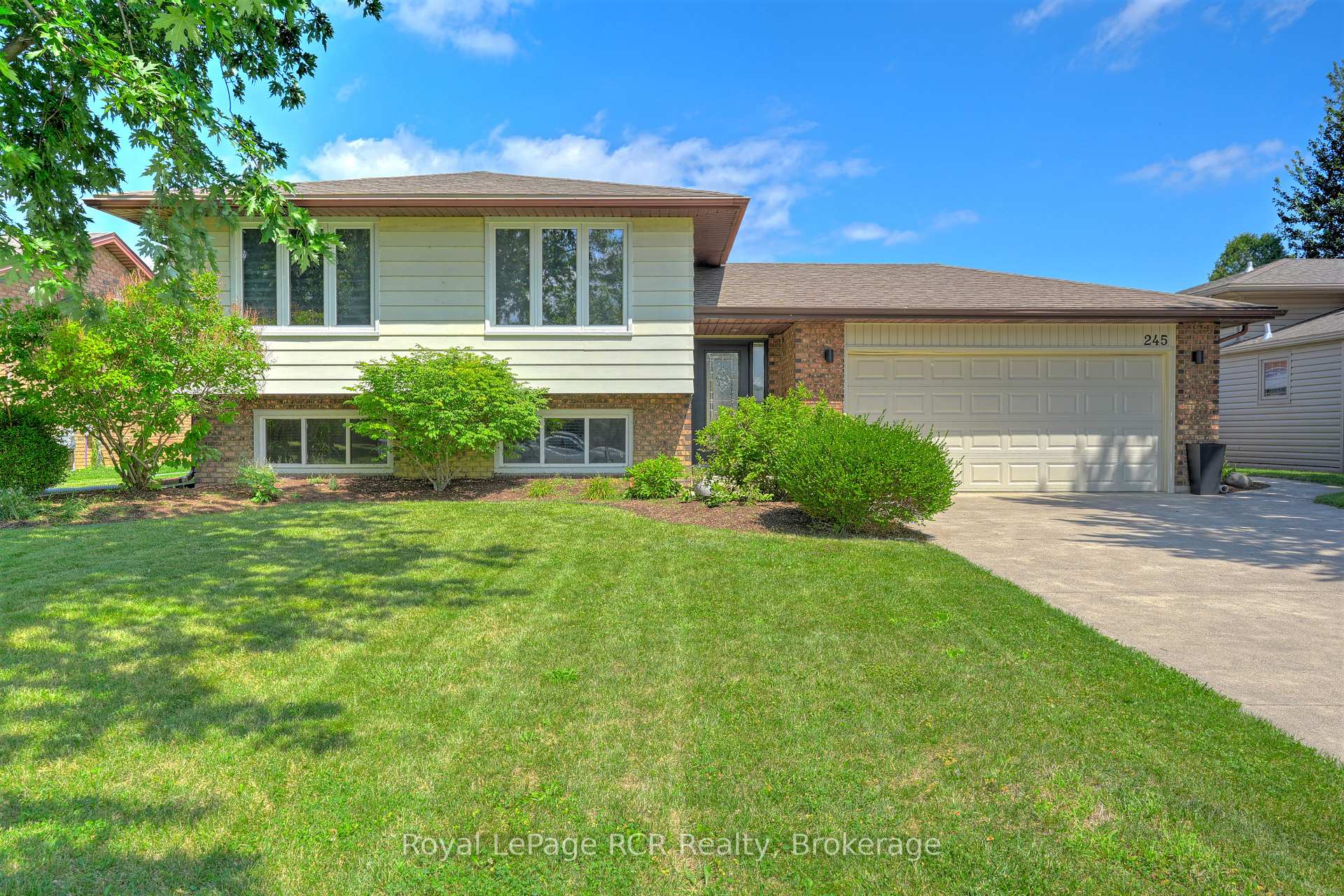 Photo 2 of 245 George Crescent, Lakeshore — HOMEH