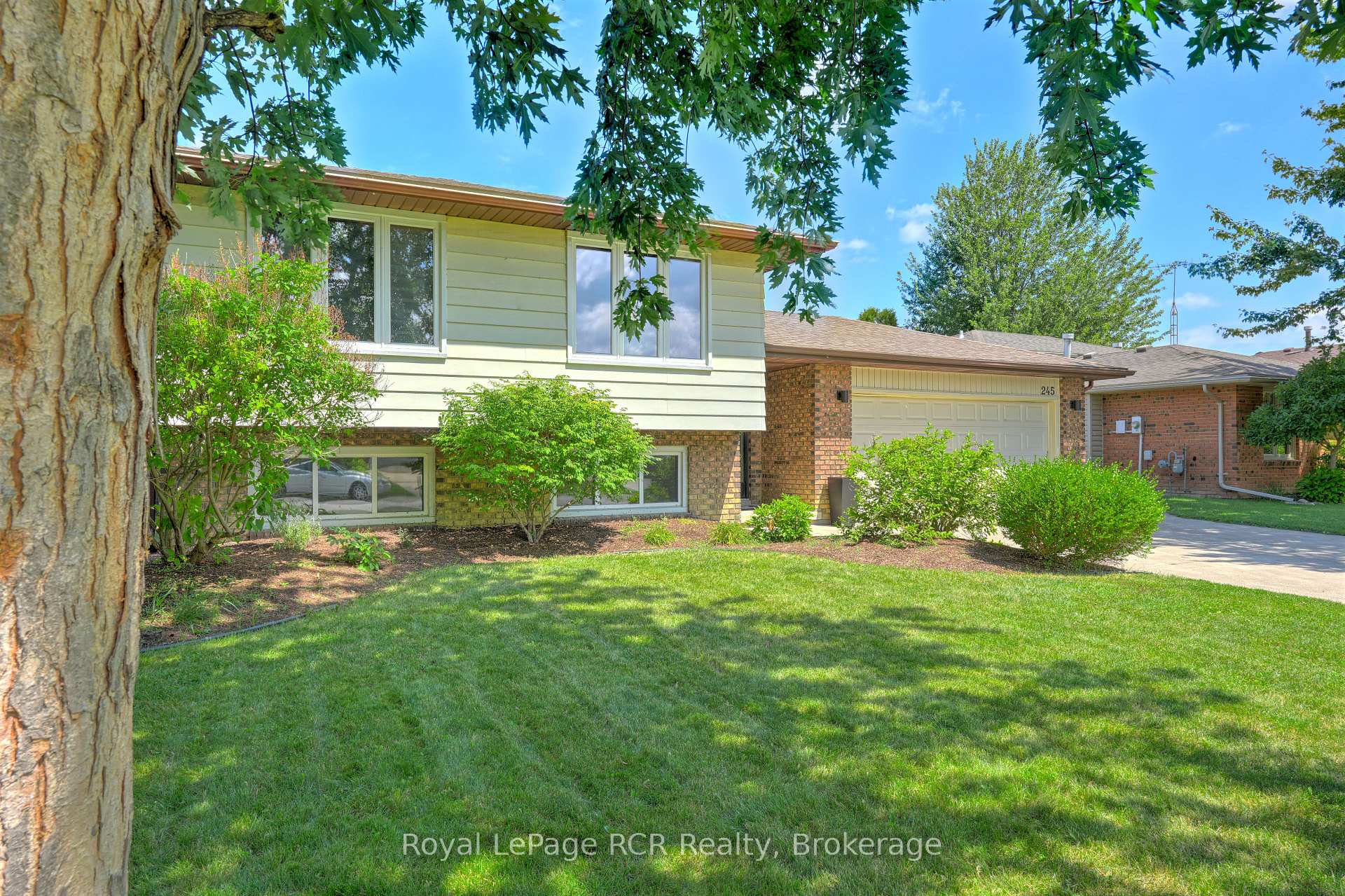 Photo 4 of 245 George Crescent, Lakeshore — HOMEH