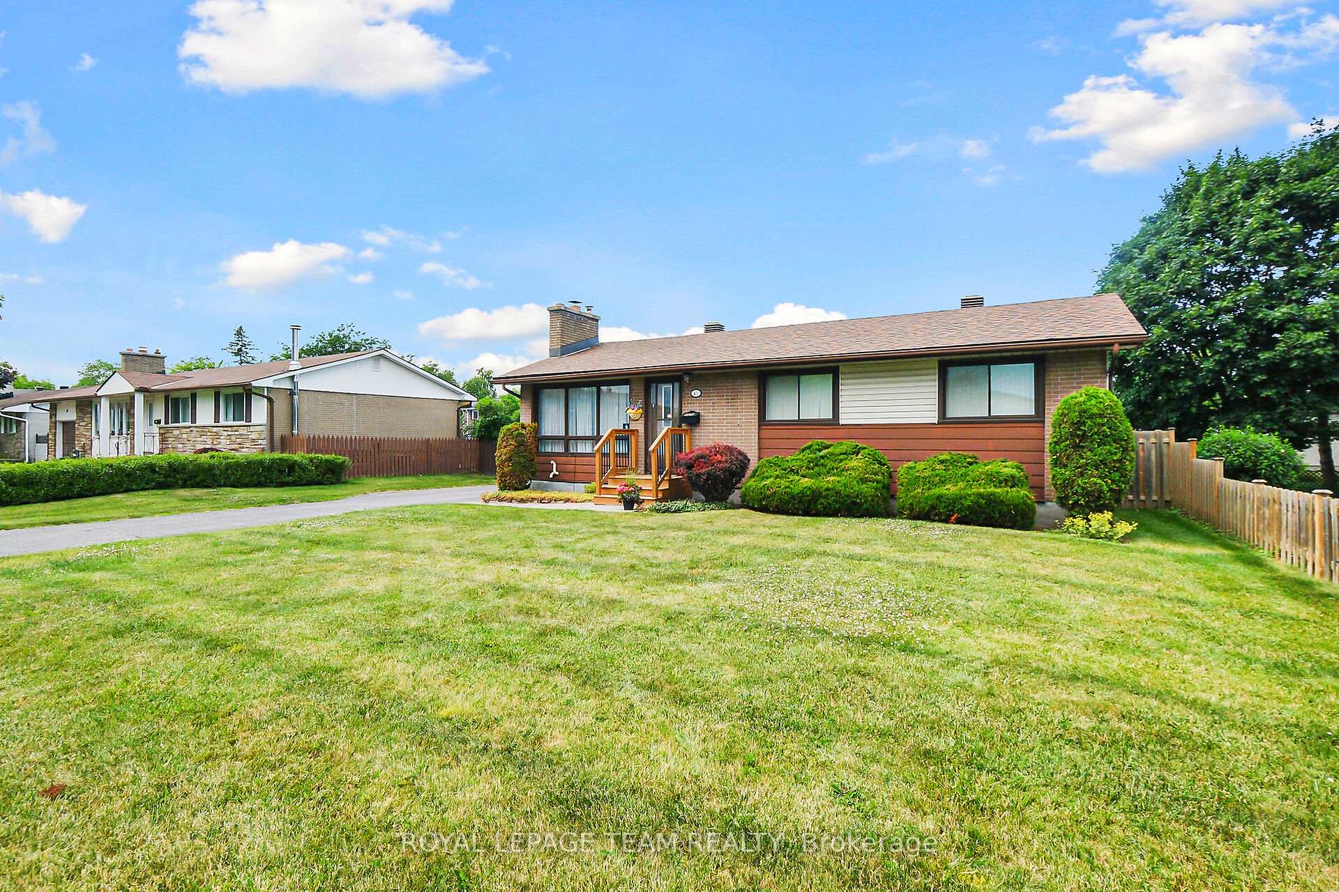 Photo 2 of 41 Viewmount Drive, Ottawa, Meadowlands/Crestview — HOMEH