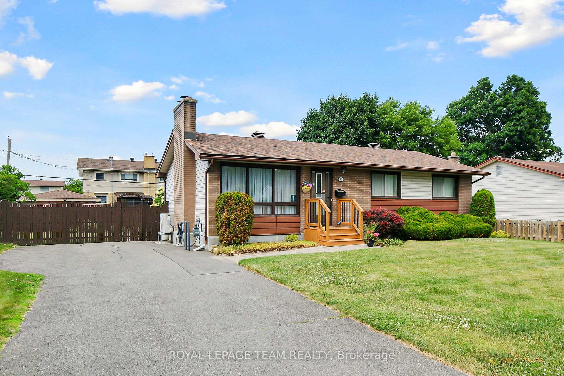 Photo 3 of 41 Viewmount Drive, Ottawa, Meadowlands/Crestview — HOMEH