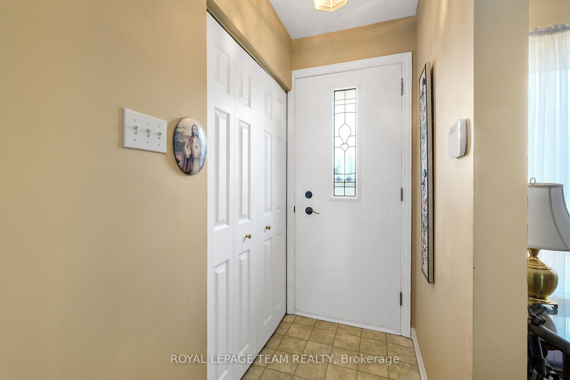 Photo 4 of 41 Viewmount Drive, Ottawa, Meadowlands/Crestview — HOMEH