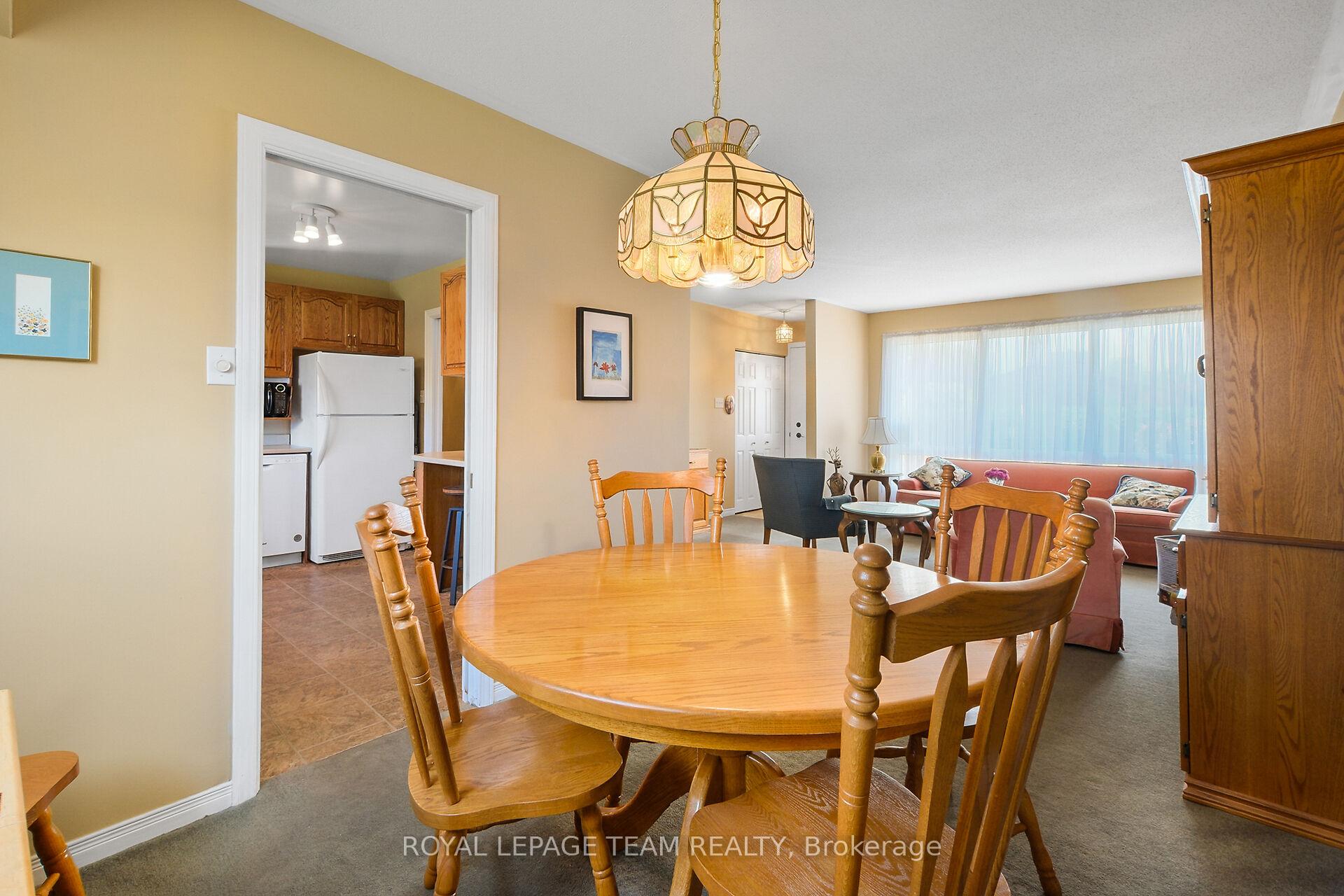 Photo 8 of 41 Viewmount Drive, Ottawa, Meadowlands/Crestview — HOMEH