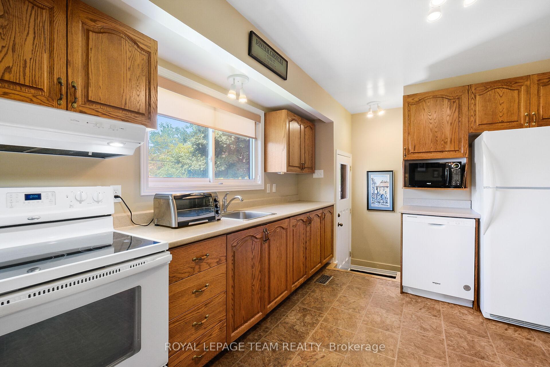 Photo 10 of 41 Viewmount Drive, Ottawa, Meadowlands/Crestview — HOMEH